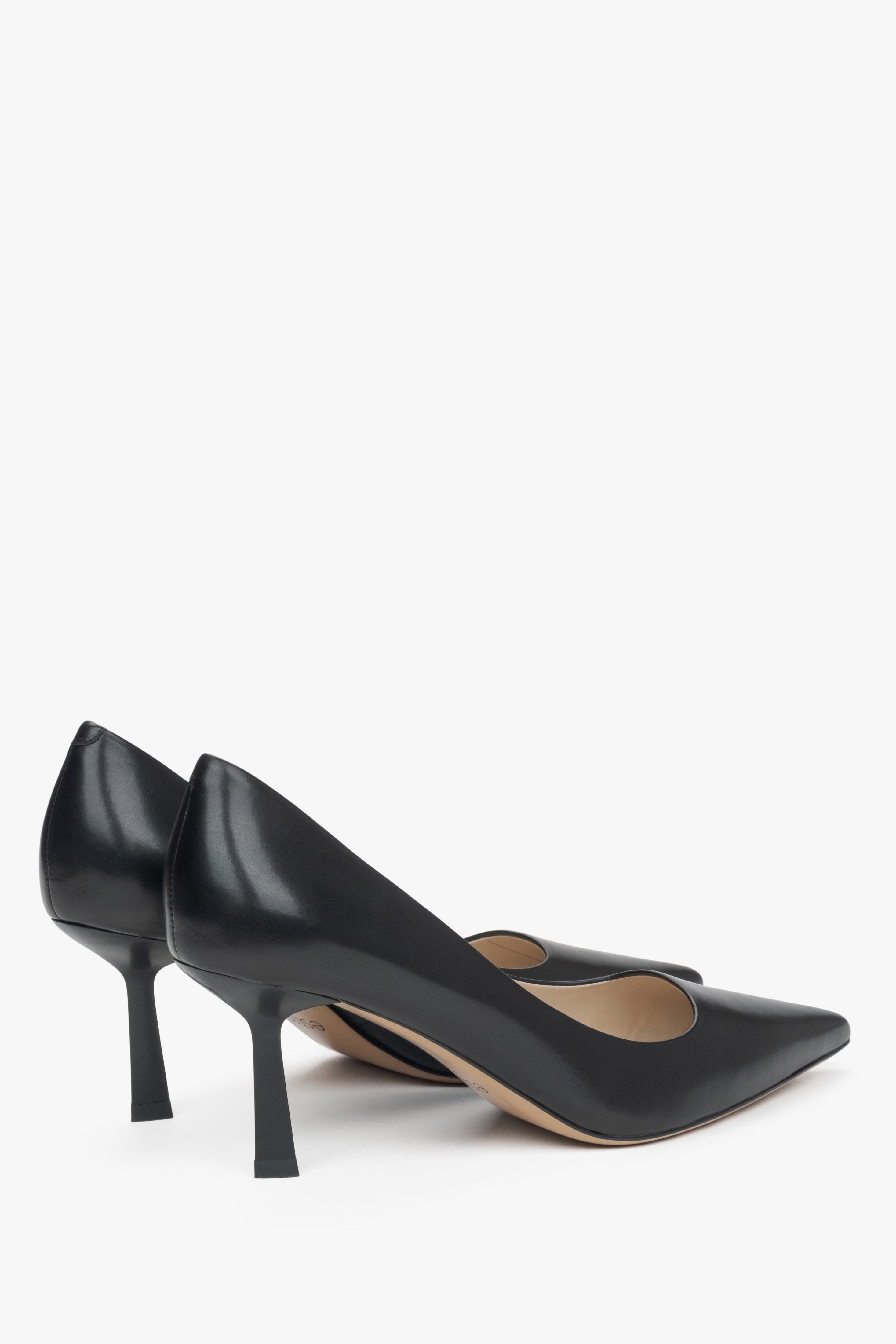Estro Absatzschuhe in Schwarz mit spitzer Form und schmalem Absatz.