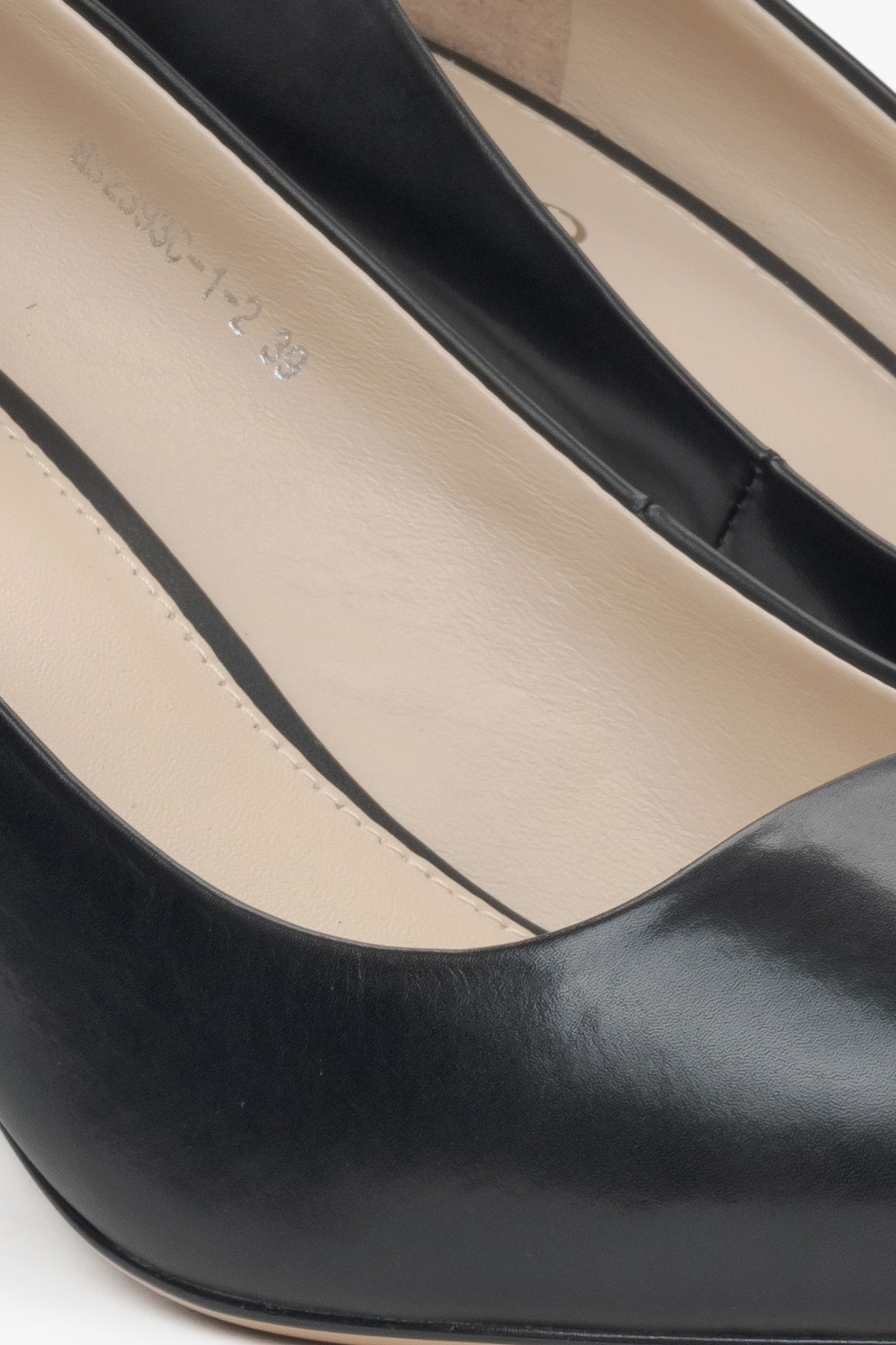 Zeitlose schwarze Damen-Pumps aus natürlichem Glattleder. 