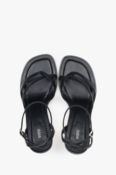 Elegante schwarze Sandaletten z niedrigem Absatz dla den perfecten Sommer-Look.