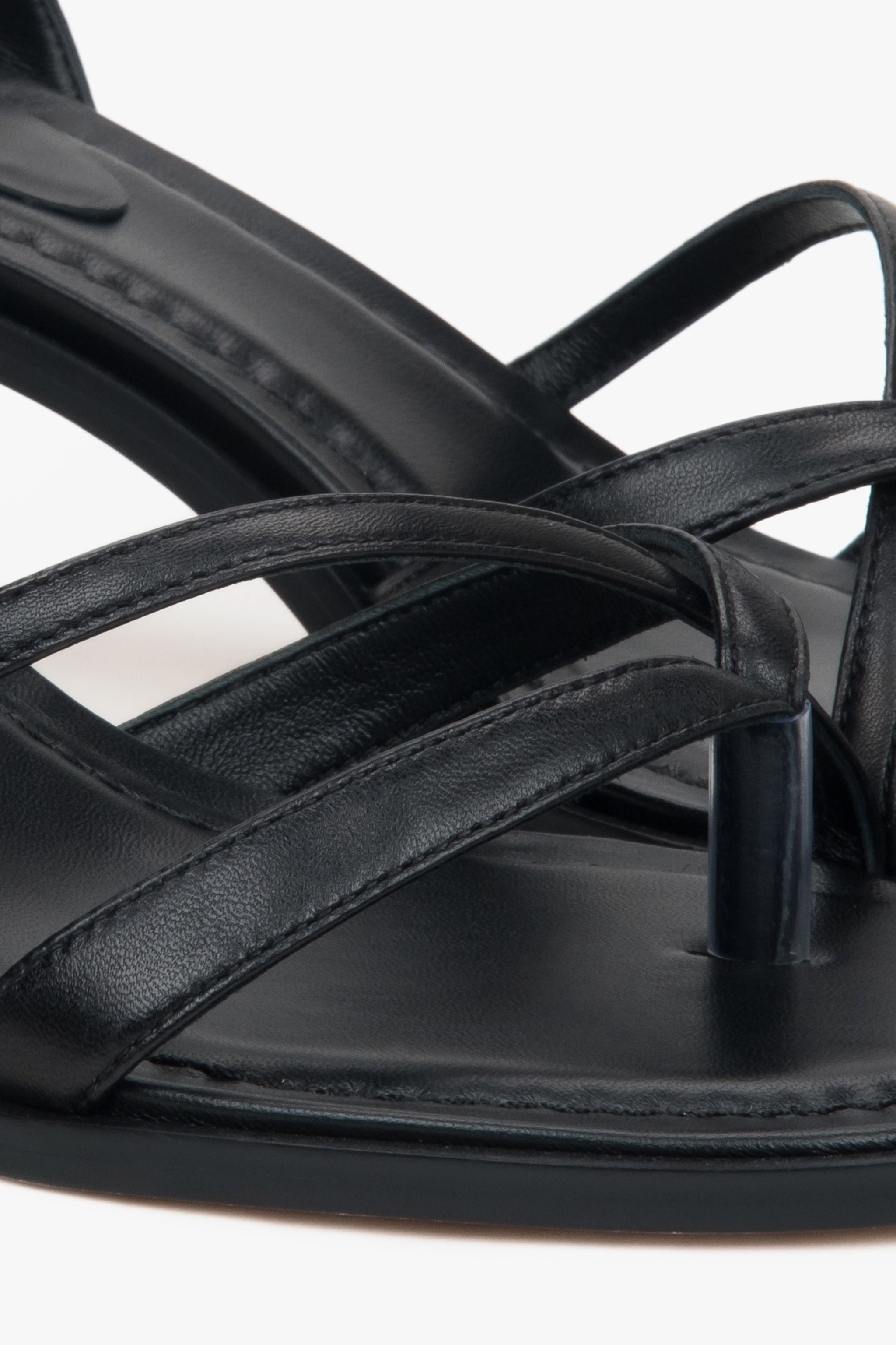 Bequeme schwarze Sandaletten aus Naturleder mit verstellbarem Fersenriemen. 