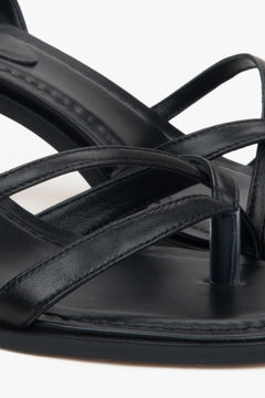Bequeme schwarze Sandaletten aus Naturleder mit verstellbarem Fersenriemen. 