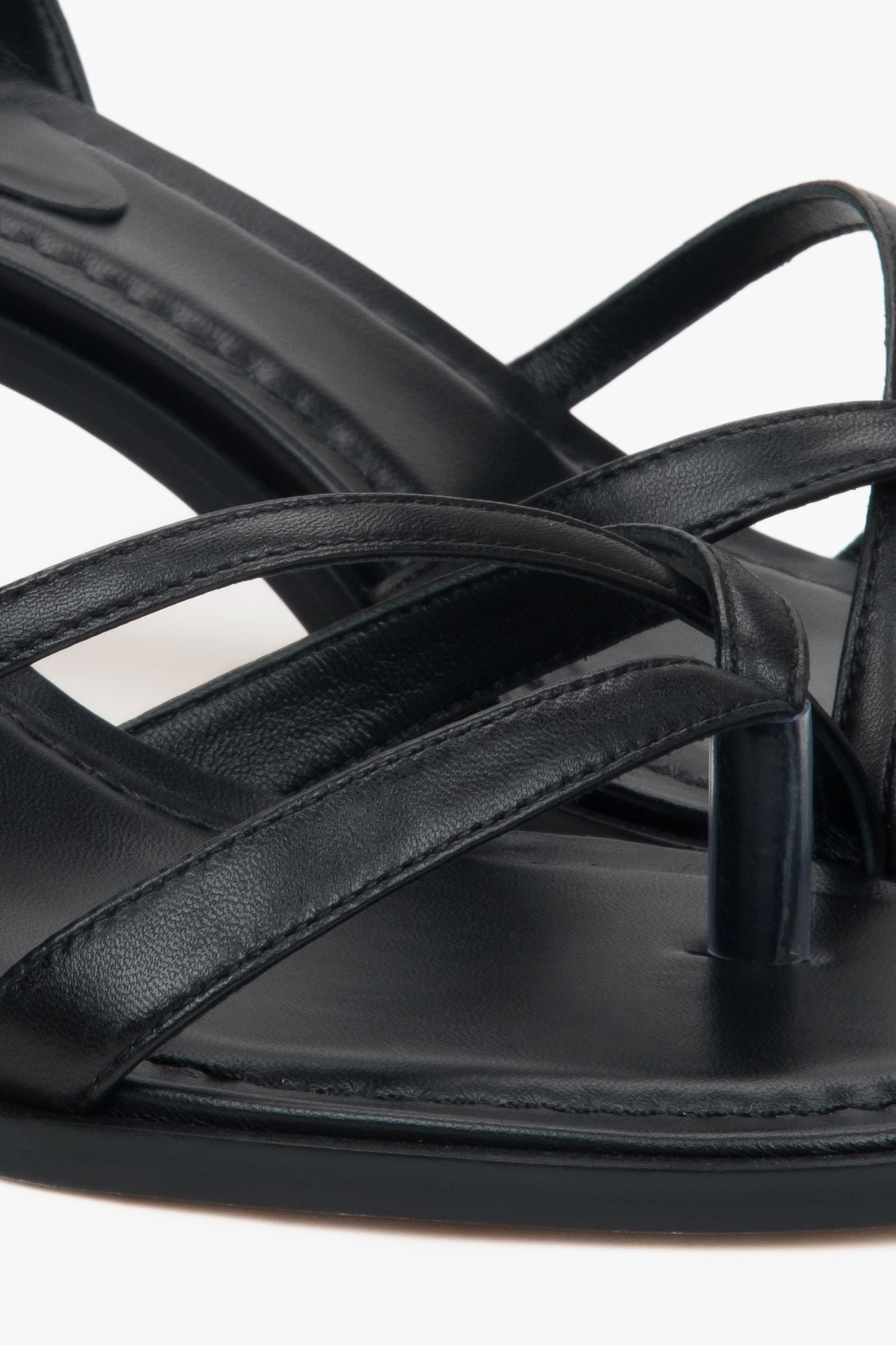 Bequeme schwarze Sandaletten aus Naturleder mit verstellbarem Fersenriemen. 