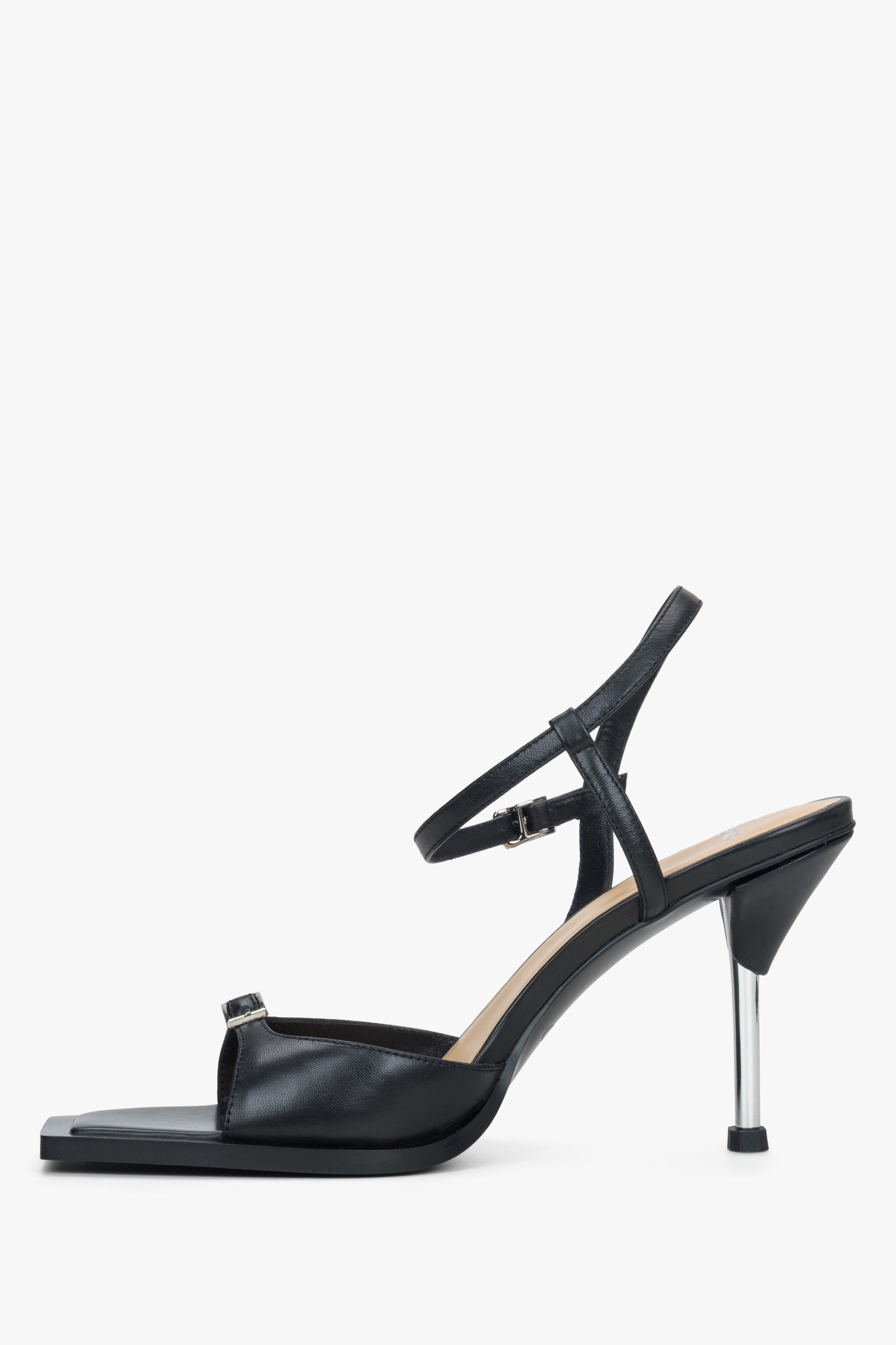Linke Seitenansicht der schwarzen Sandaletten, die die feminine Silhouette und den 9,5 cm hohen Absatz zeigt