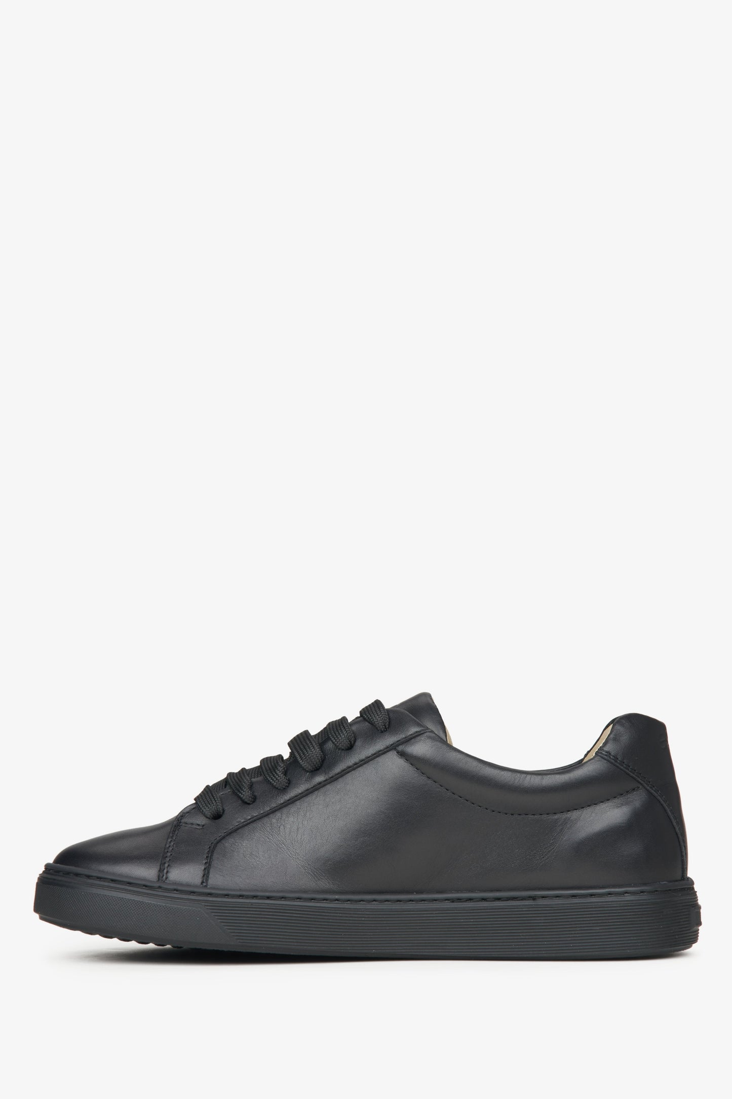 Ein Paar minimalistische schwarze Leder-Sneaker mit klaren Linien und weißen Schnürsenkeln.