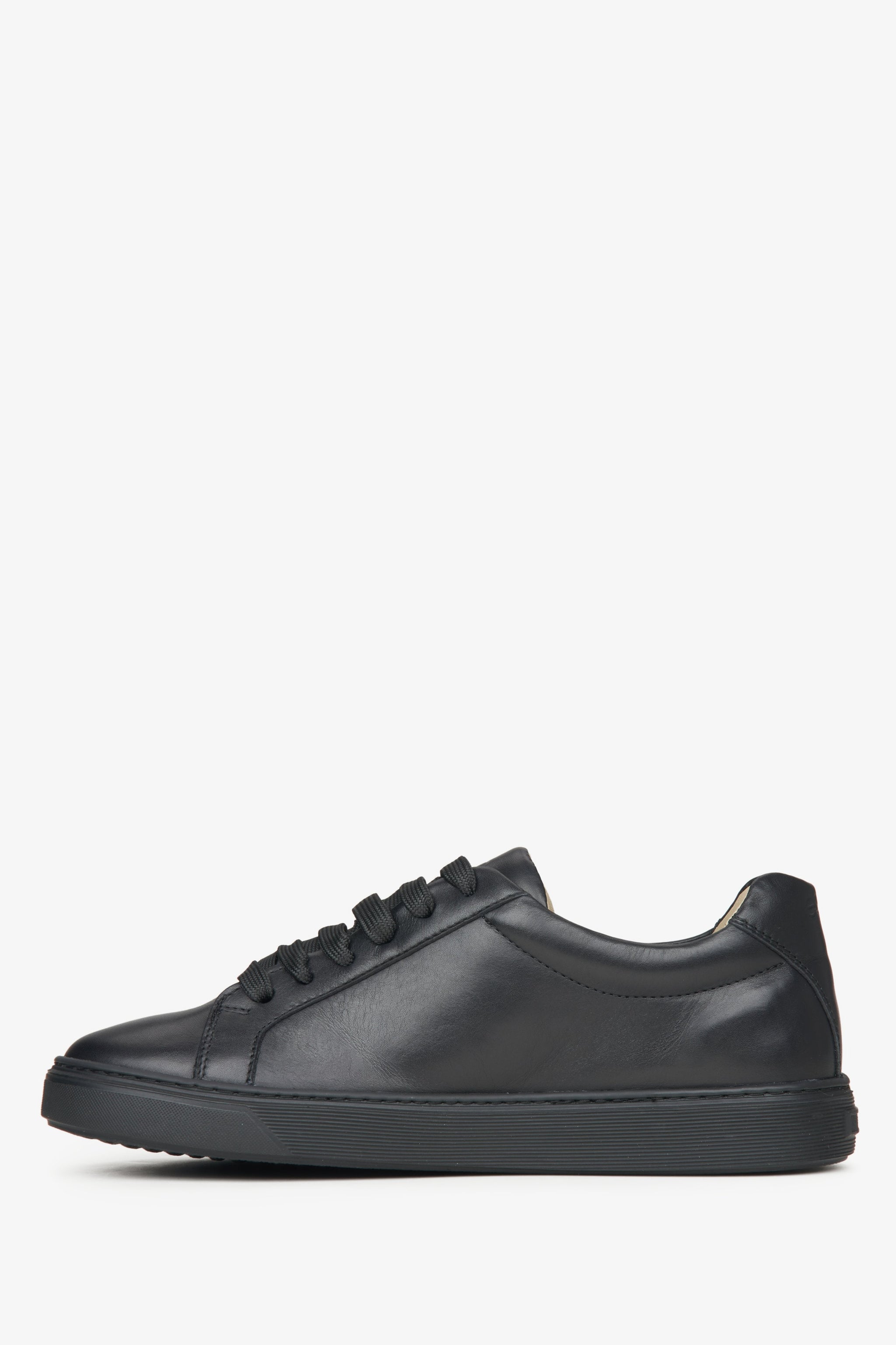 Ein Paar minimalistische schwarze Leder-Sneaker mit klaren Linien und weißen Schnürsenkeln.
