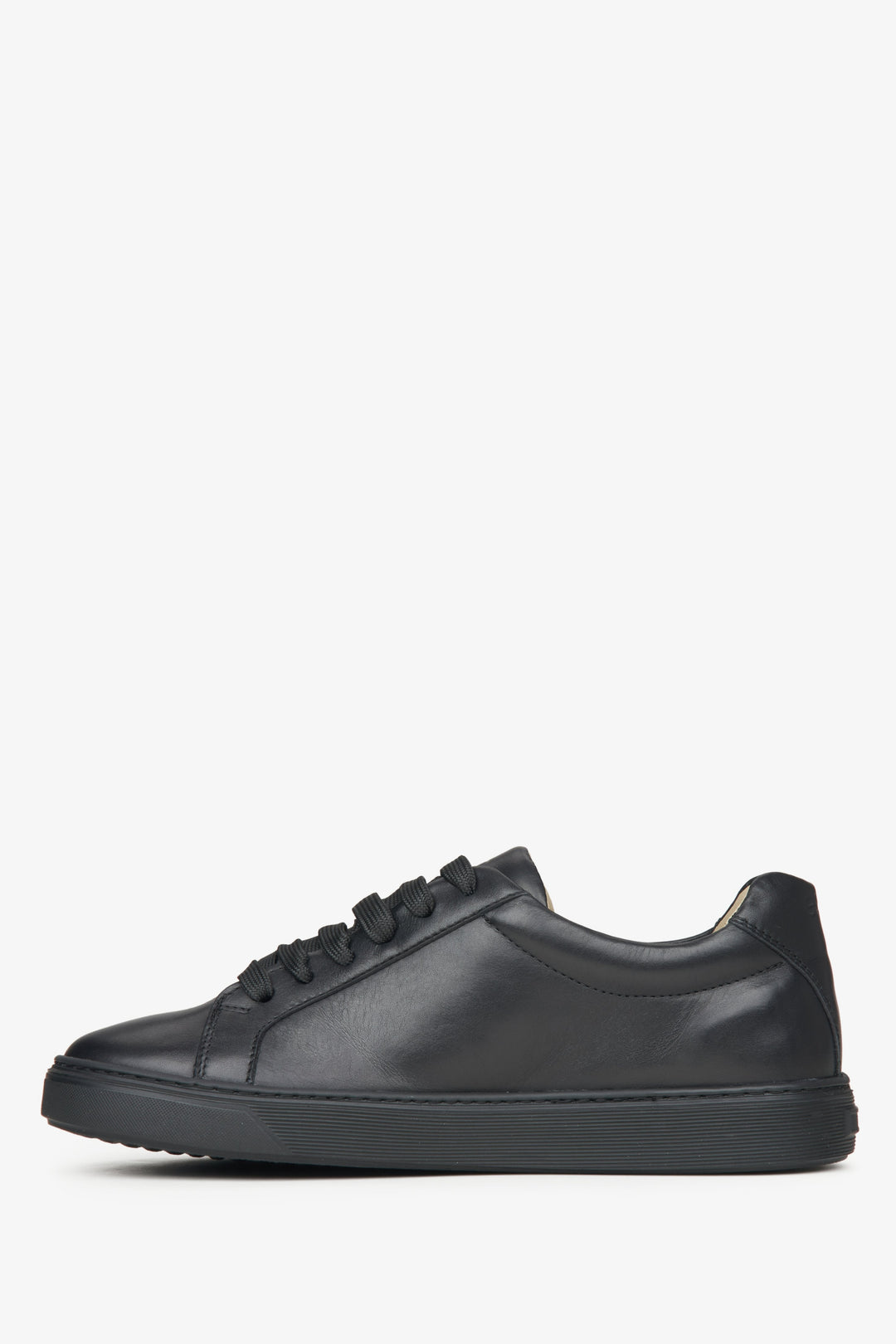 Ein Paar minimalistische schwarze Leder-Sneaker mit klaren Linien und weißen Schnürsenkeln.