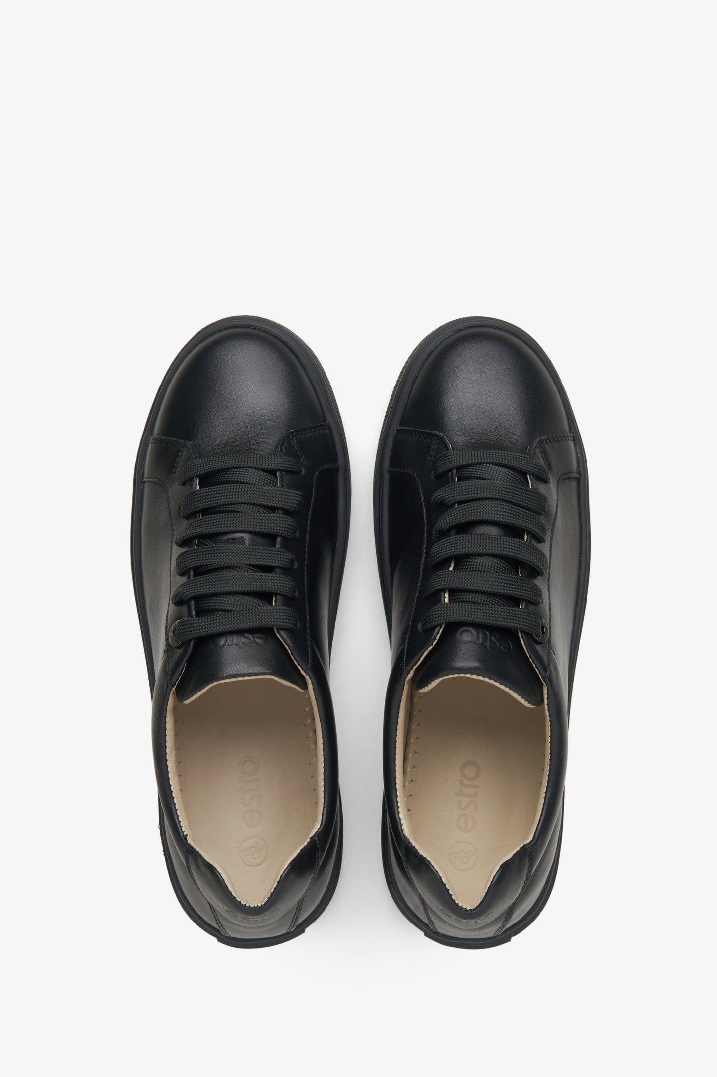 Elegante schwarze Sneaker, perfekt zur Anzughose, Jeans oder zum Sommerkleid.