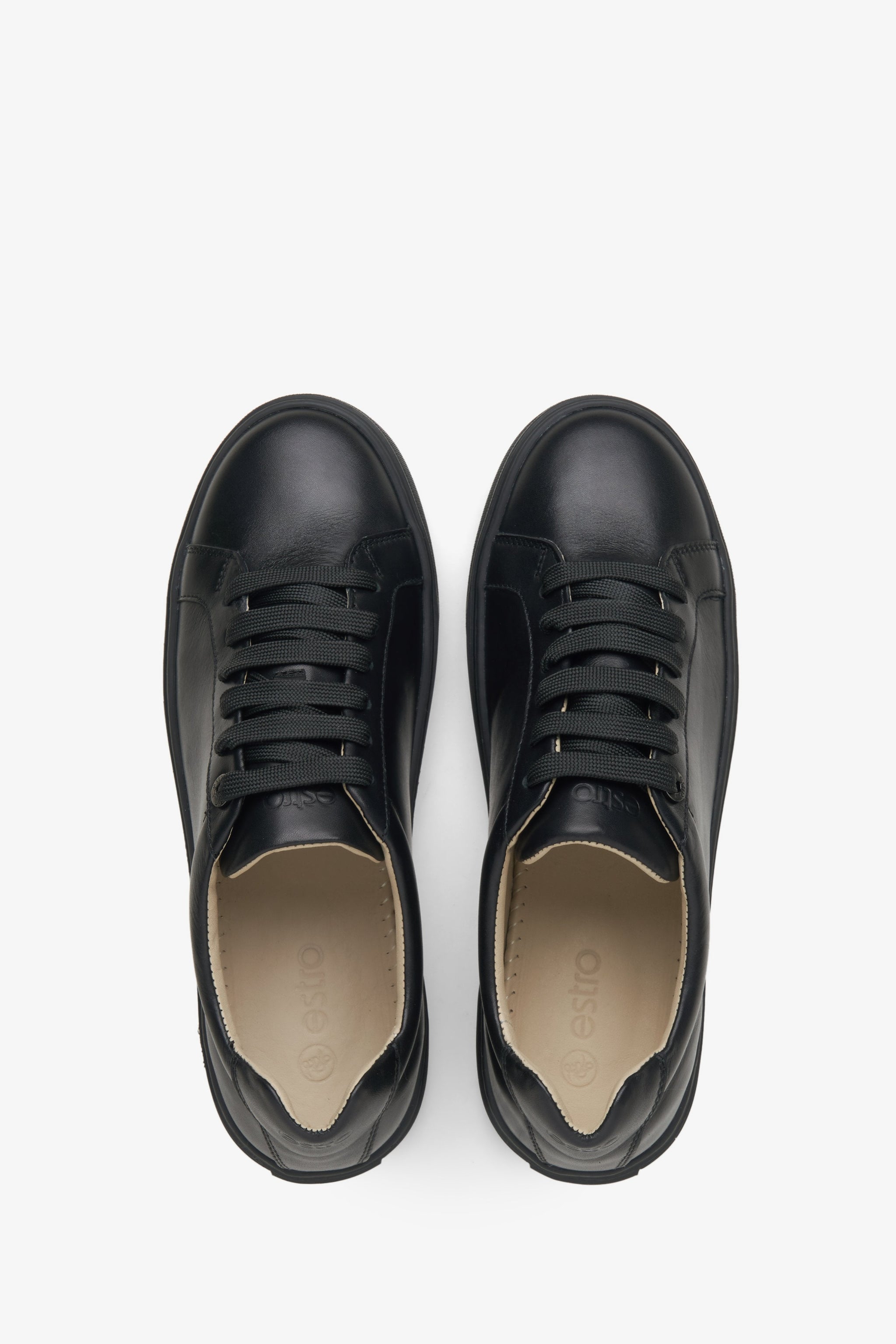Elegante schwarze Sneaker, perfekt zur Anzughose, Jeans oder zum Sommerkleid.
