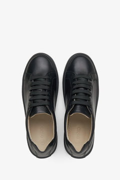 Elegante schwarze Sneaker, perfekt zur Anzughose, Jeans oder zum Sommerkleid.