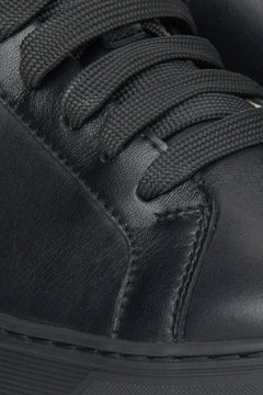 Ein unverzichtbares Basic für einen modernen, stilvollen Look: die perfekten schwarzen Leder-Sneaker.