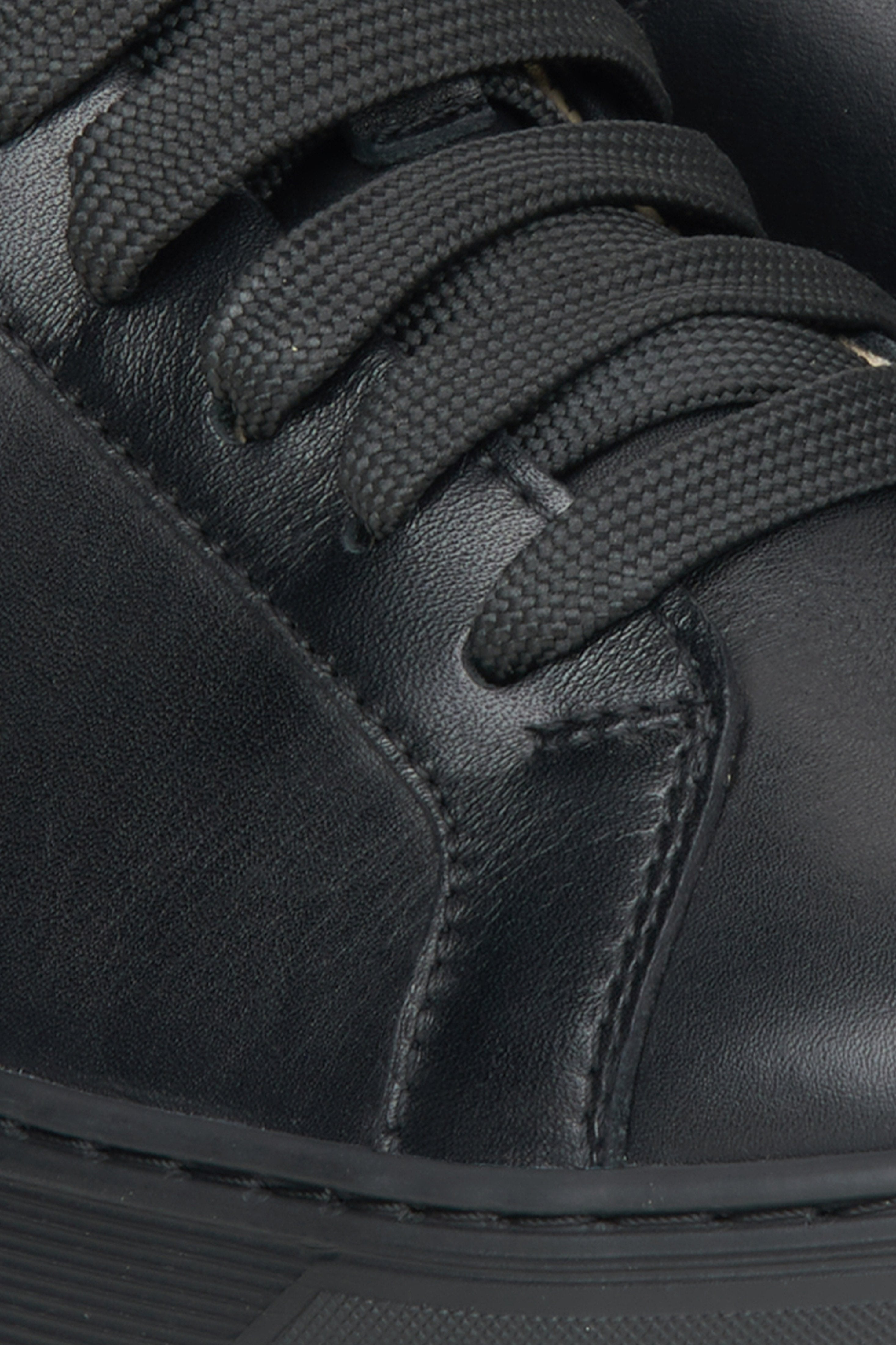 Ein unverzichtbares Basic für einen modernen, stilvollen Look: die perfekten schwarzen Leder-Sneaker.