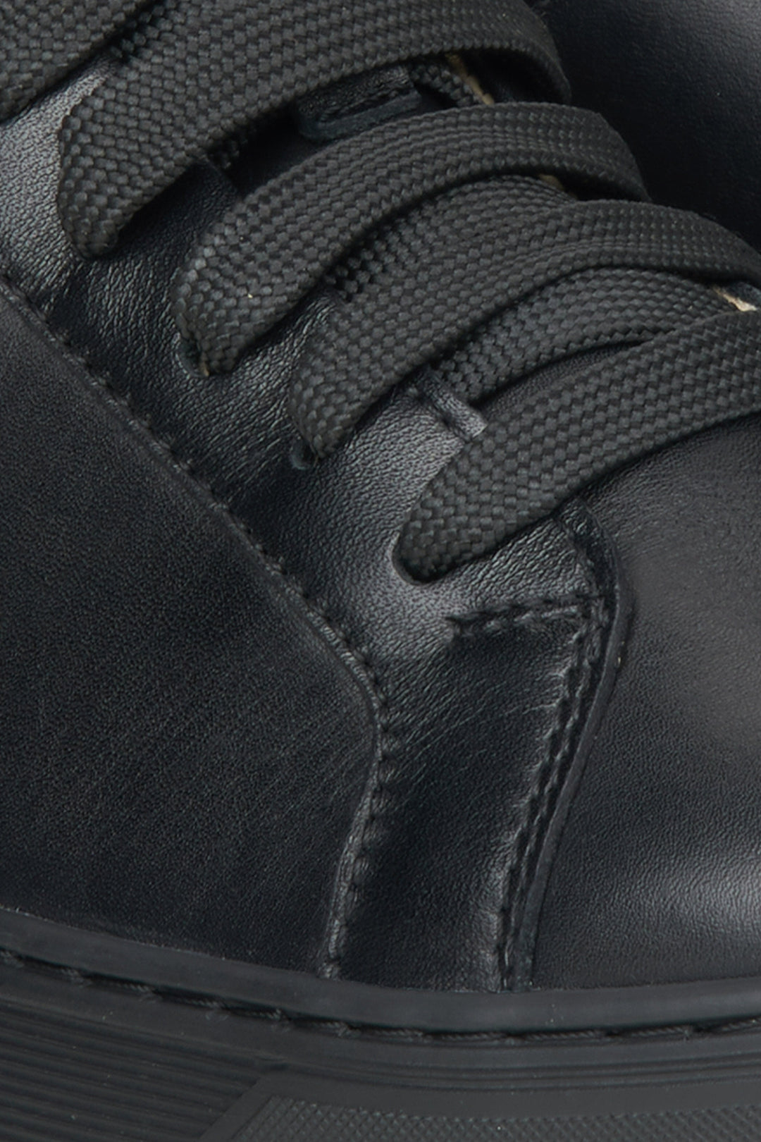 Ein unverzichtbares Basic für einen modernen, stilvollen Look: die perfekten schwarzen Leder-Sneaker.