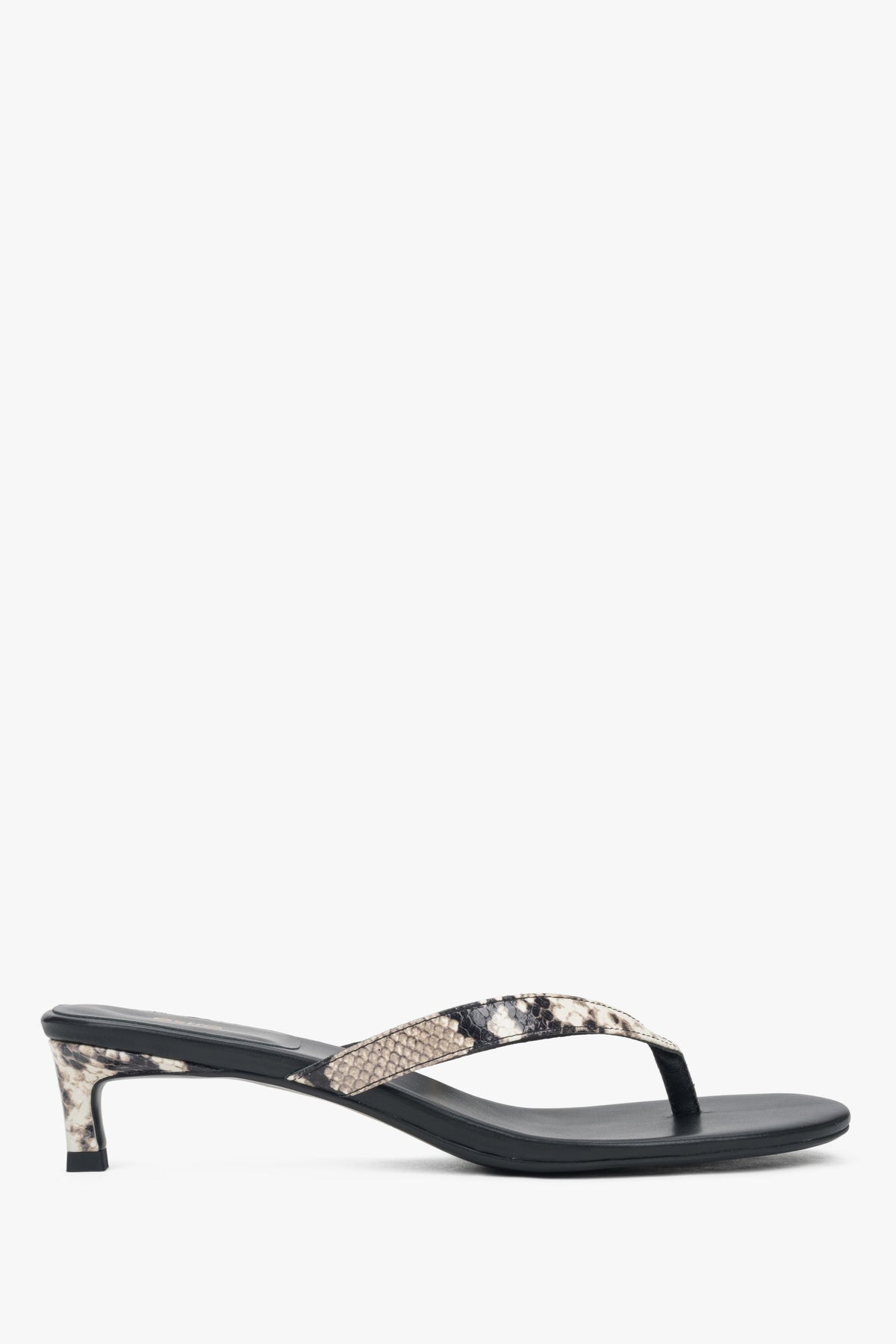 Schwarze Damen-Zehentrenner von Estro aus Leder mit Animal-Print und niedrigem Absatz.