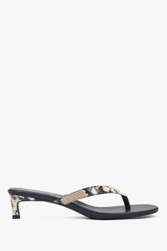 Schwarze Damen-Zehentrenner von Estro aus Leder mit Animal-Print und niedrigem Absatz.