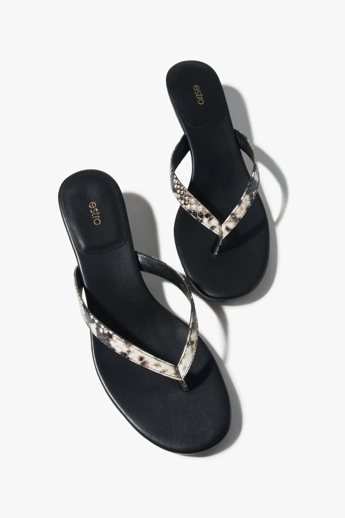 Elegante schwarze Zehensandalen mit Animal-Muster und kleinem Absatz.