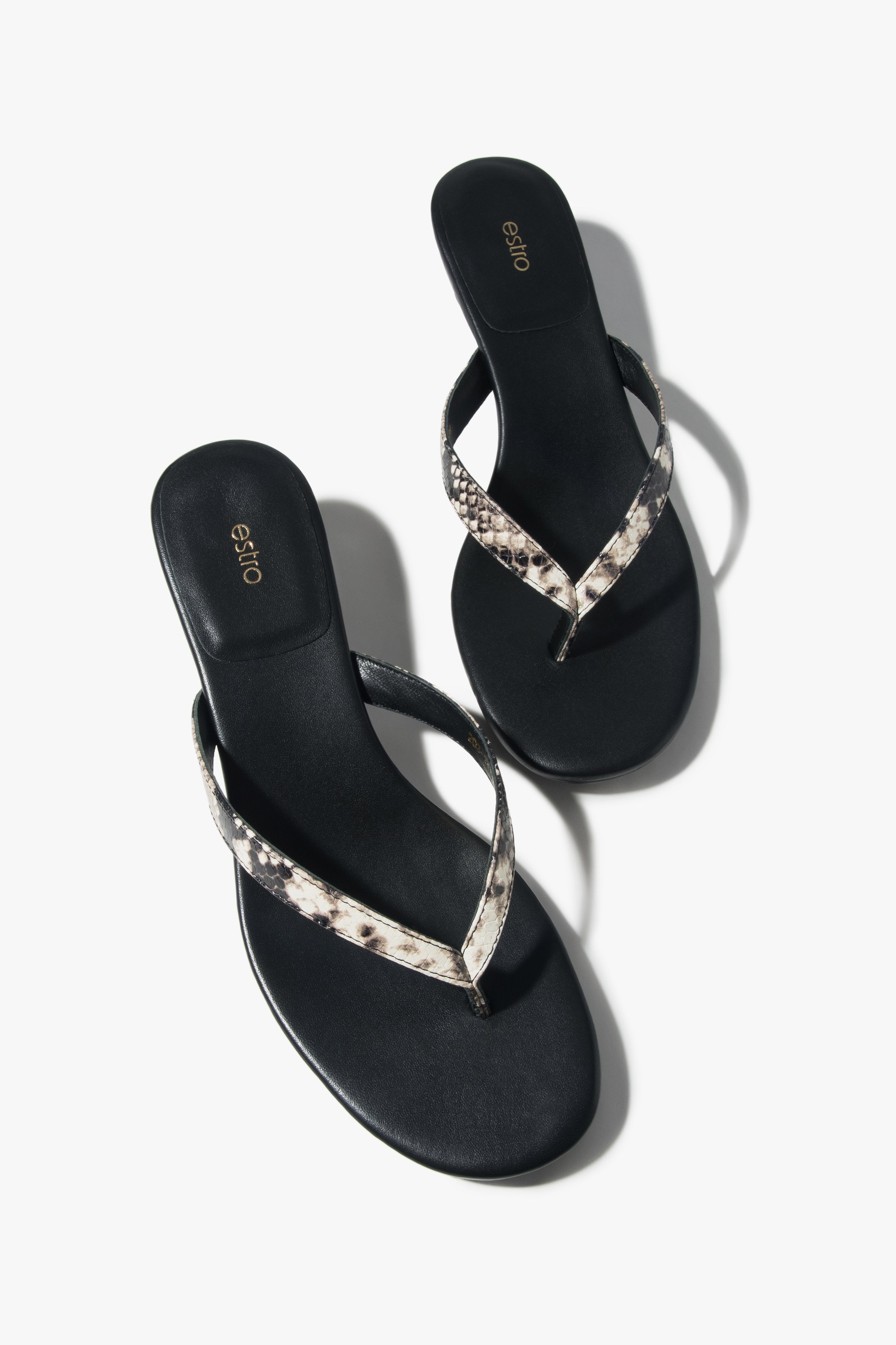 Elegante schwarze Zehensandalen mit Animal-Muster und kleinem Absatz.
