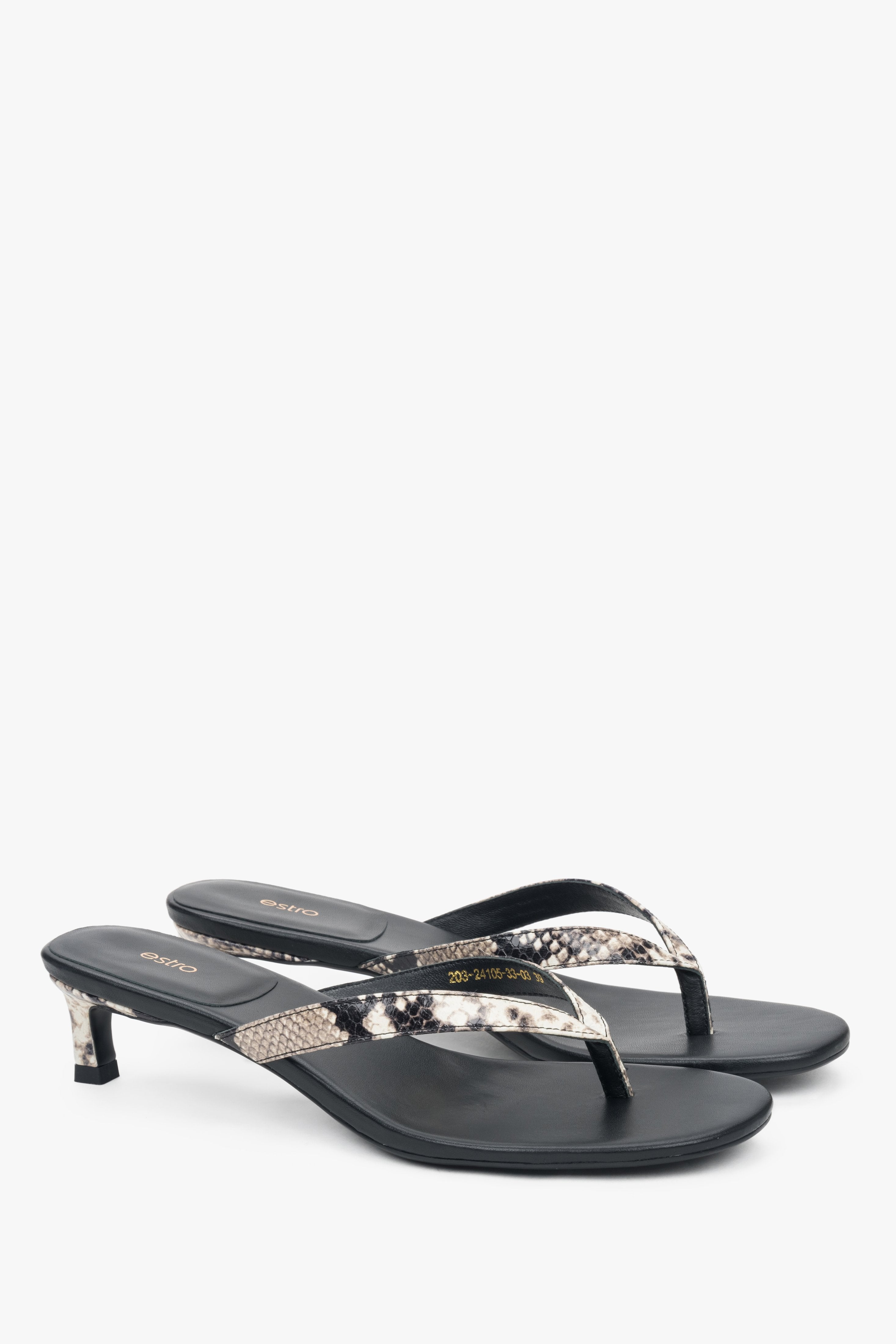 Stilvolle schwarze Leder-Pantoletten mit Zehensteg und trendigem Animal-Look. 