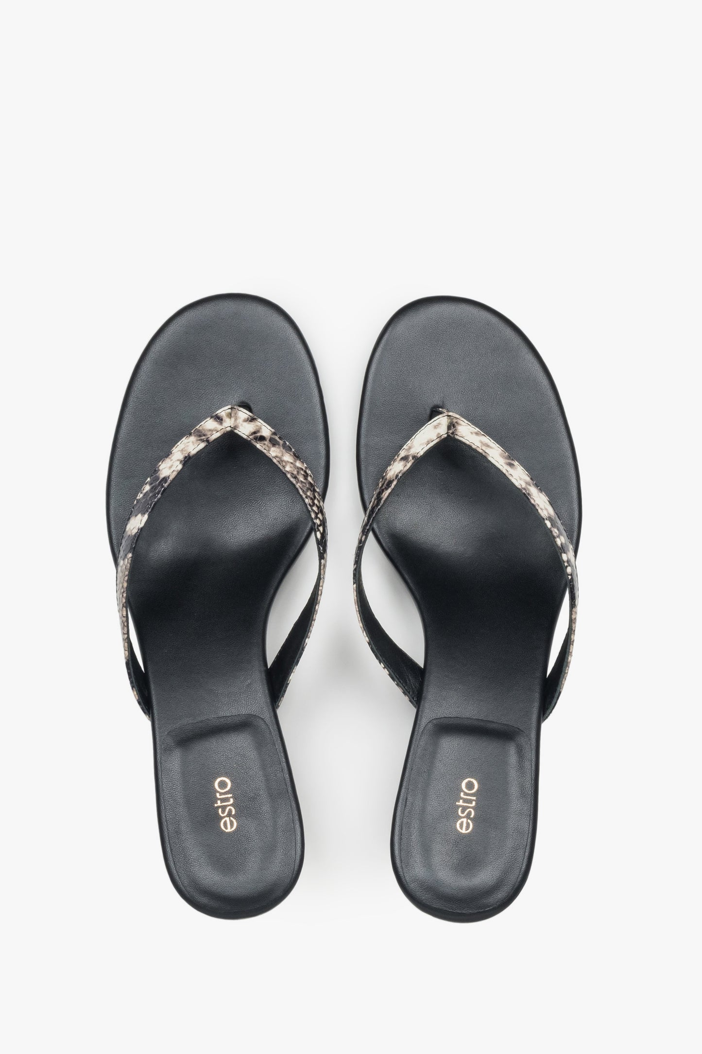 Bequeme Zehentrenner-Sandaletten in Schwarz mit dezentem Muster und Absatz.