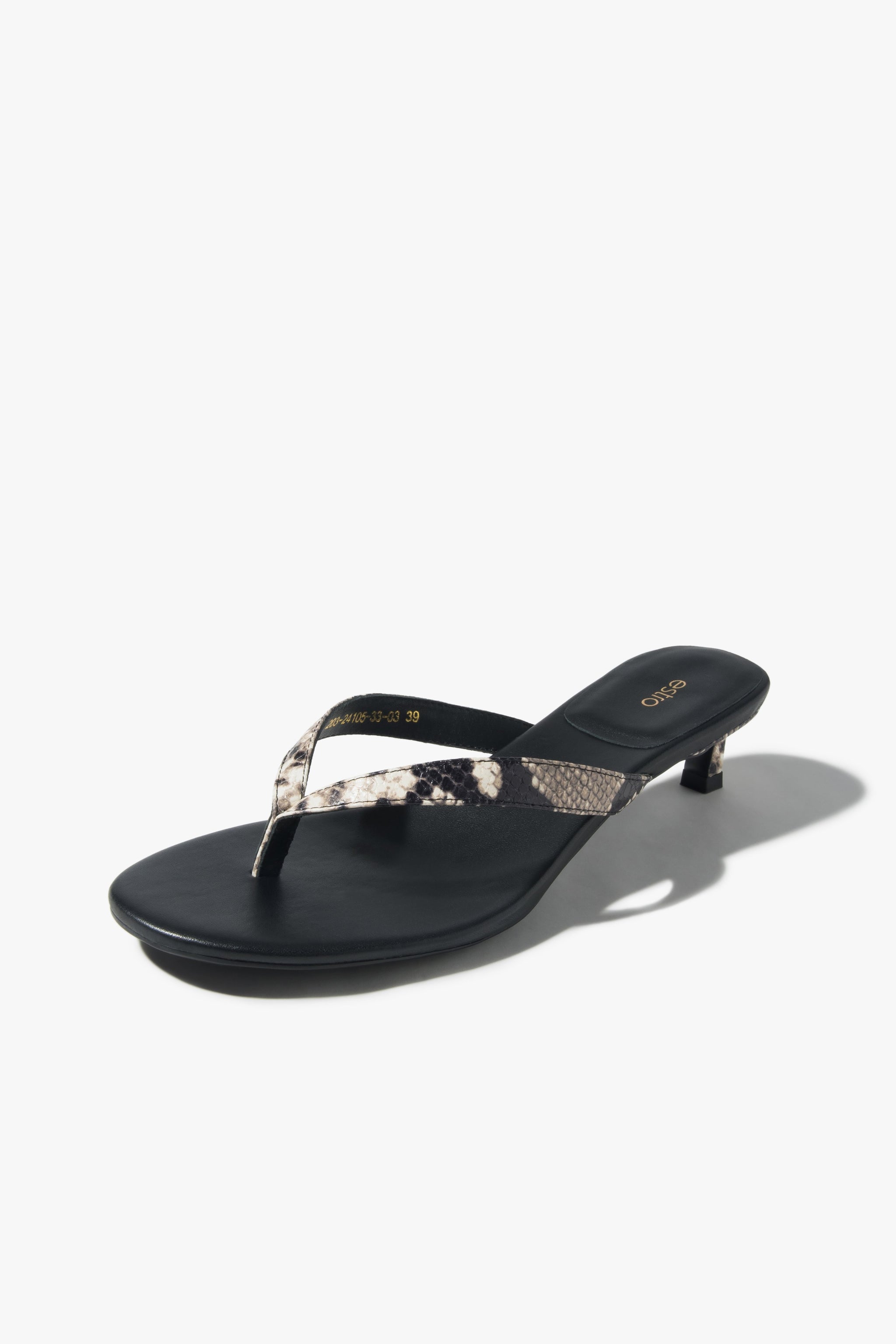 Estro Damen-Zehensandalen aus Echtleder mit schwarzem Animal-Print.
