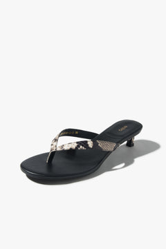 Estro Damen-Zehensandalen aus Echtleder mit schwarzem Animal-Print.