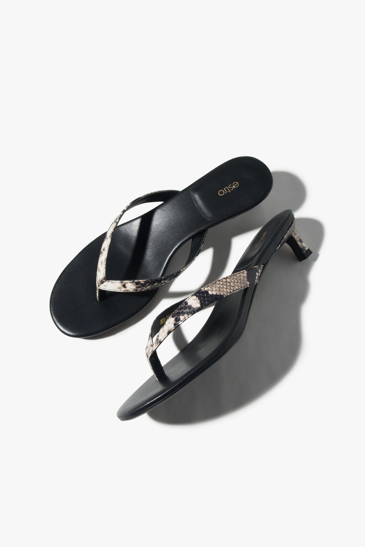 Damen-Zehentrenner von Estro aus Leder mit Animal-Print und niedrigem Absatz.