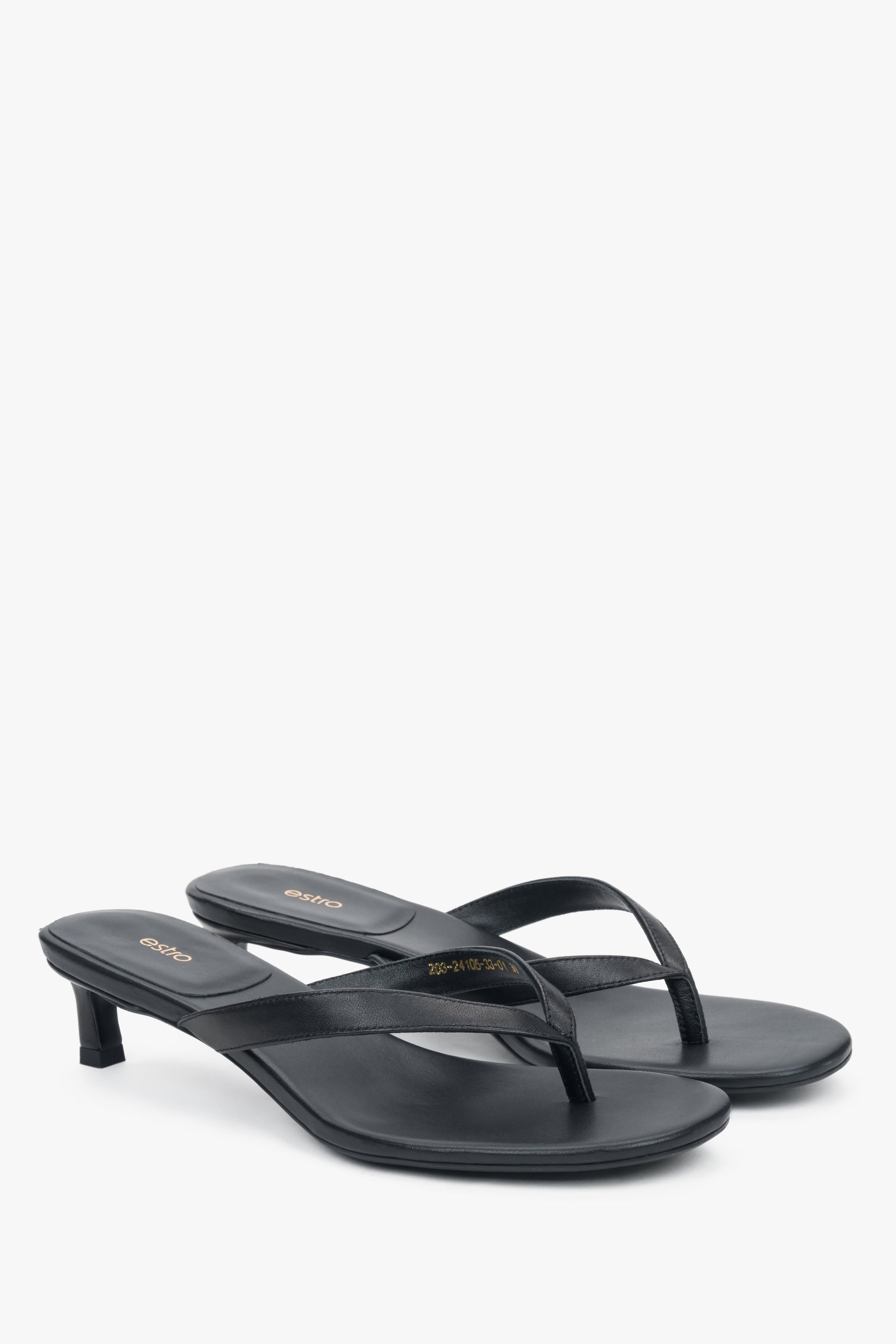 Schwarze Damen-Zehentrenner von Estro aus echtem Leder mit niedrigem Absatz.