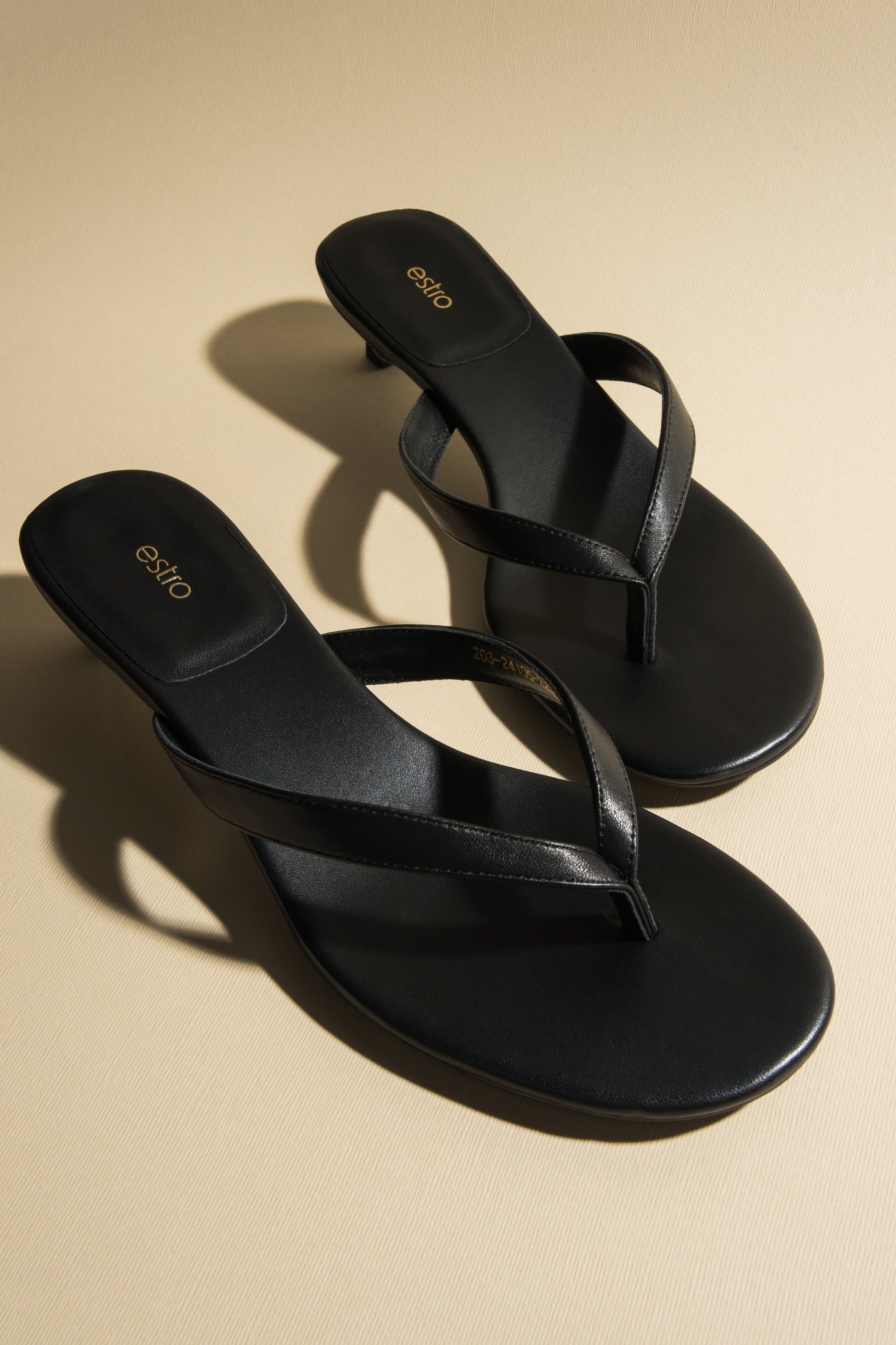Elegante schwarze Zehensandalen mit kleinem Absatz für sommerliche City-Looks.