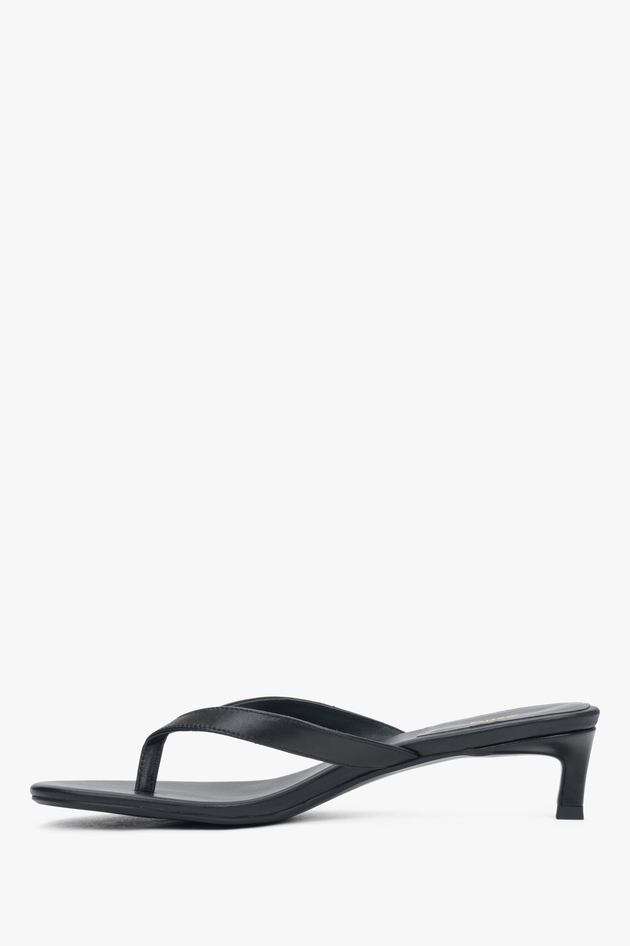 Minimalistische schwarze Damen-Zehentrenner mit bequemem, flachem Absatz. 