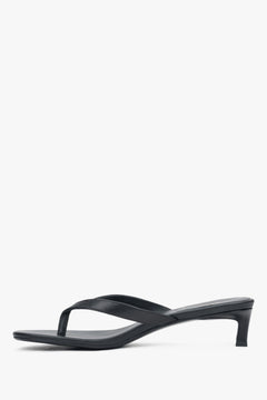 Minimalistische schwarze Damen-Zehentrenner mit bequemem, flachem Absatz. 