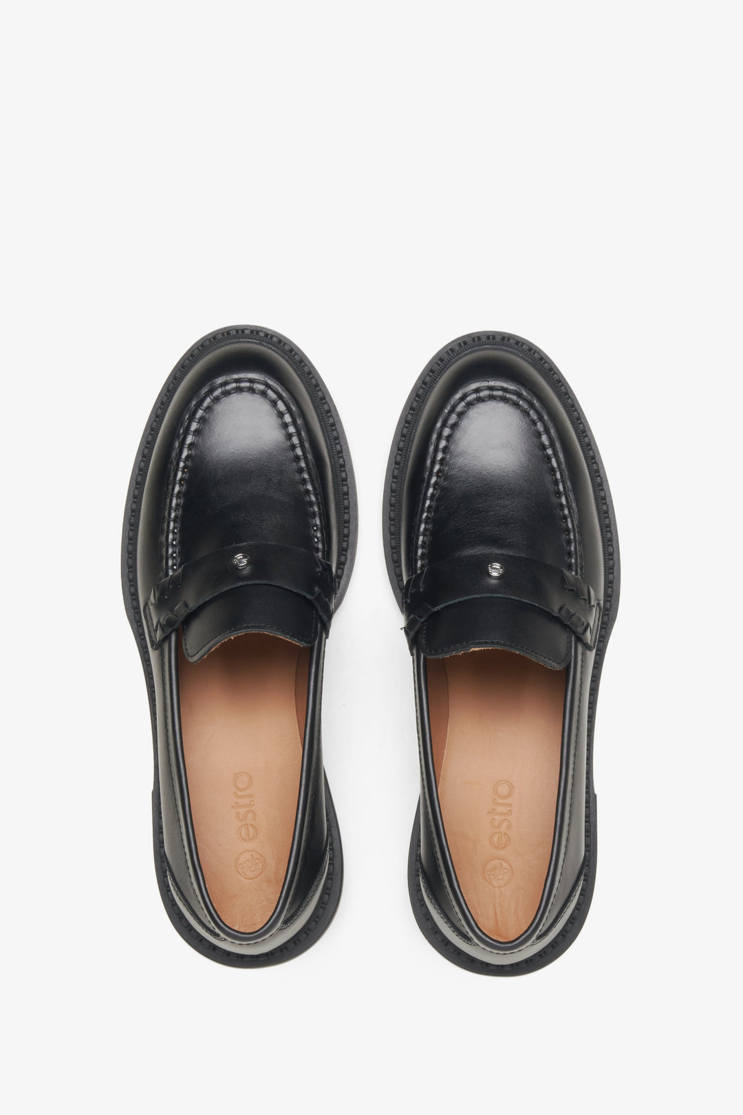 Draufsicht auf die schwarzen Lederloafer von Estro, die die elegante Form und den Diamanten zeigt.