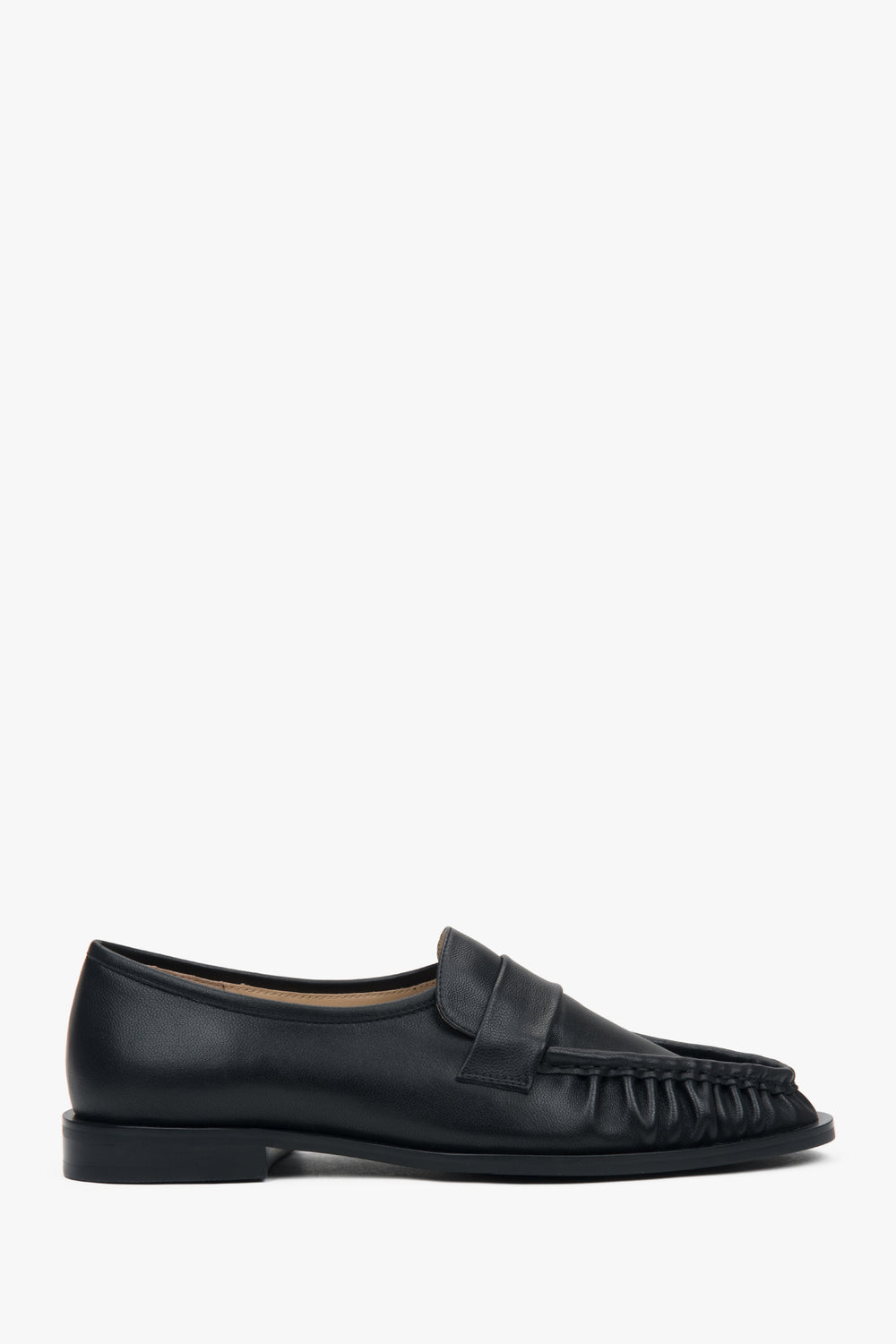 Schwarze Lederloafer für Damen mit dekorativer Raffung Estro ER00117193.