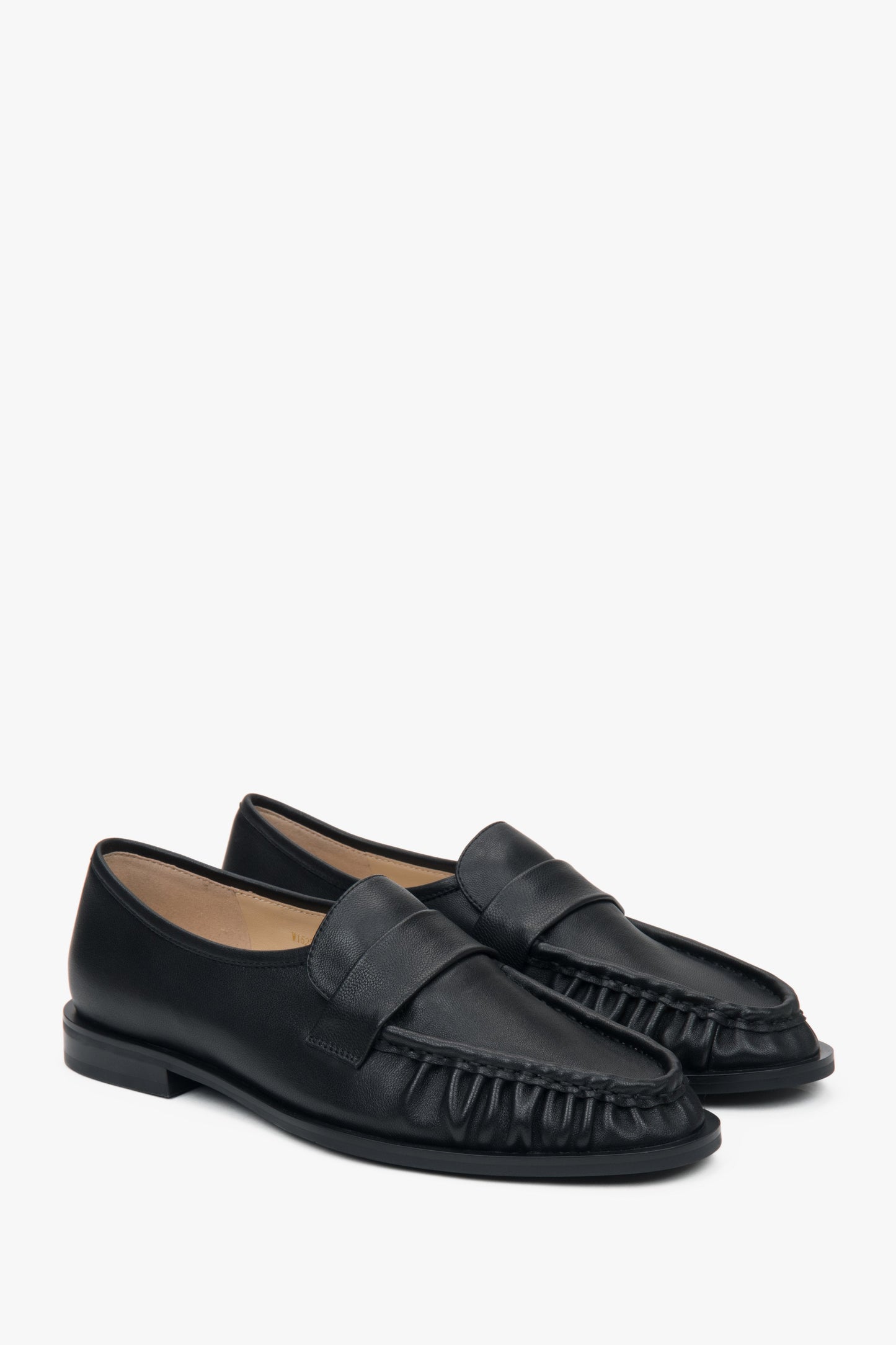 Stilvolle Damen-Loafer in Schwarz von Estro aus hochw Naturleder mit dekorativer Raffung.