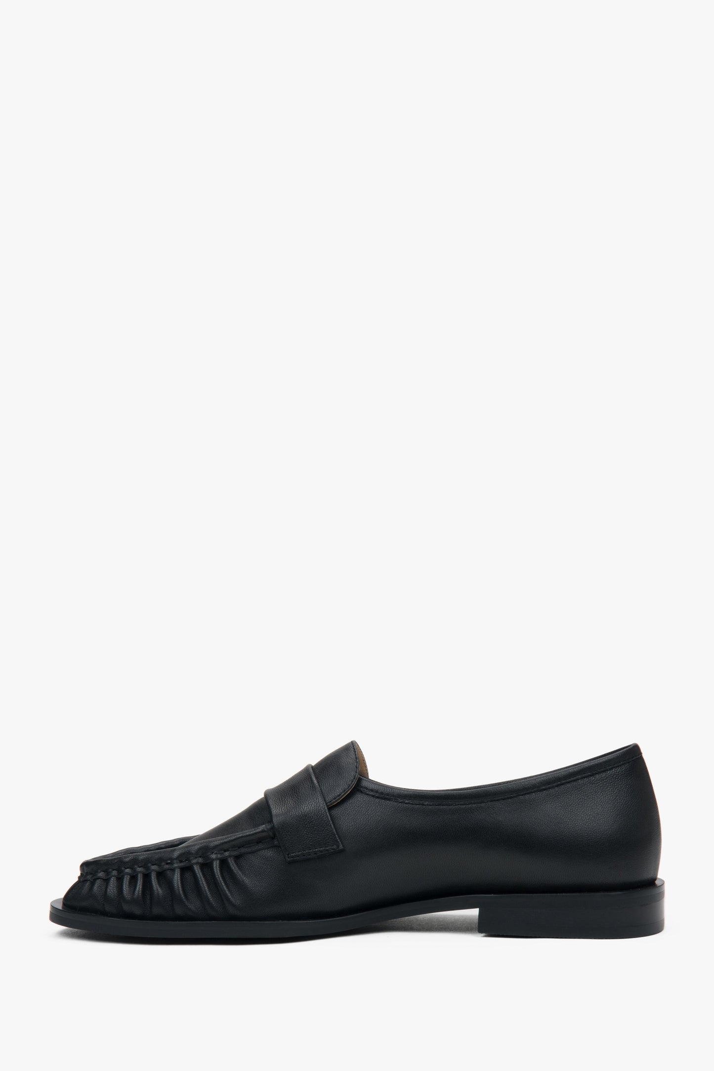 Komfortable Damen-Loafer in Schwarz von Estro aus Naturleder, die klassisches Design mit einer dezenten Raffung verbinden.