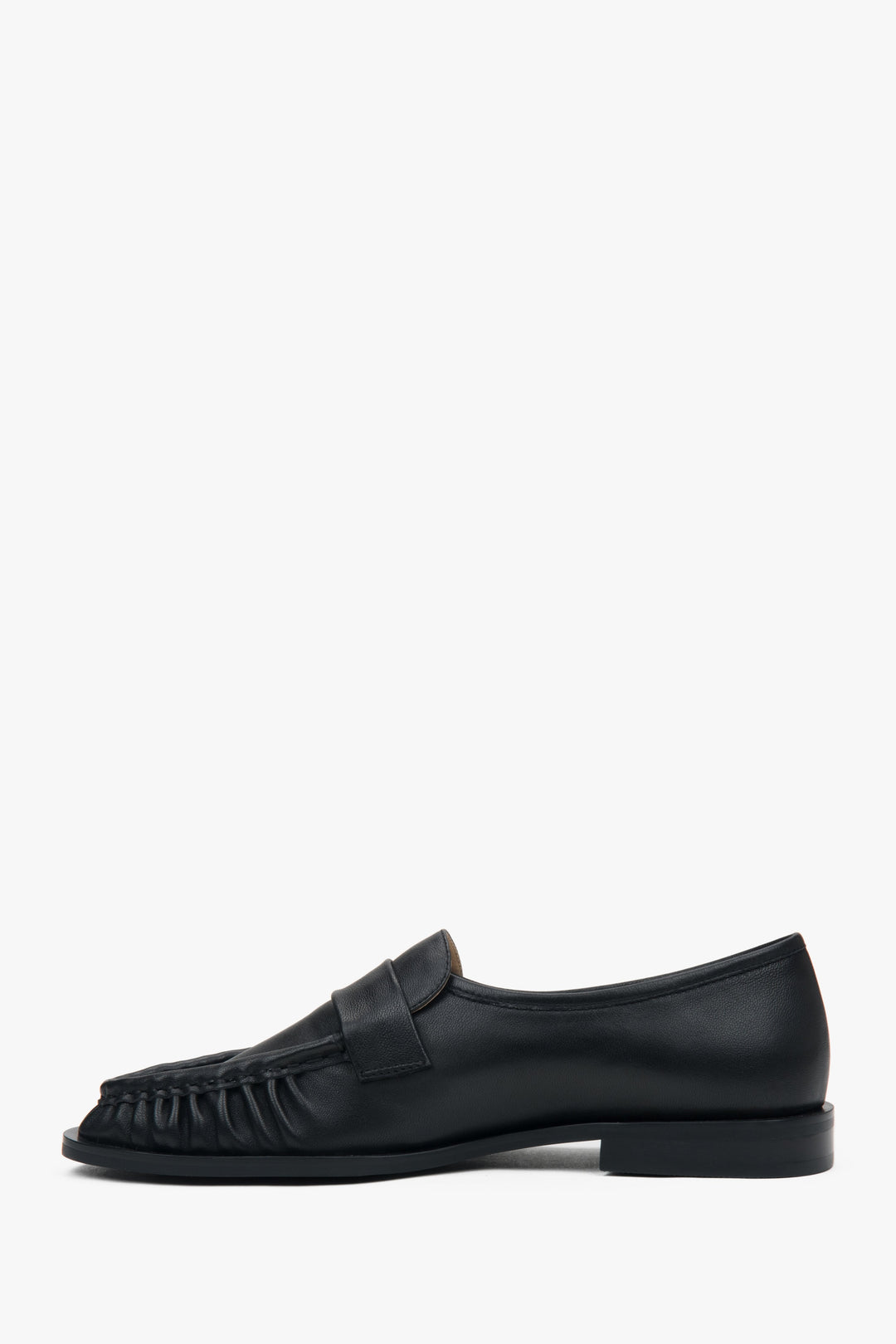 Komfortable Damen-Loafer in Schwarz von Estro aus Naturleder, die klassisches Design mit einer dezenten Raffung verbinden.