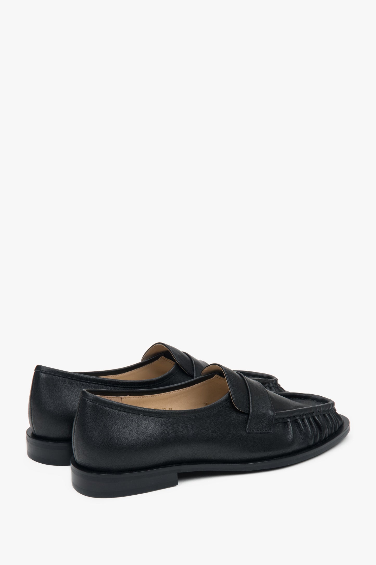 Damen-Loafer in Schwarz von Estro aus Naturleder mit dekorativer Raffung.
