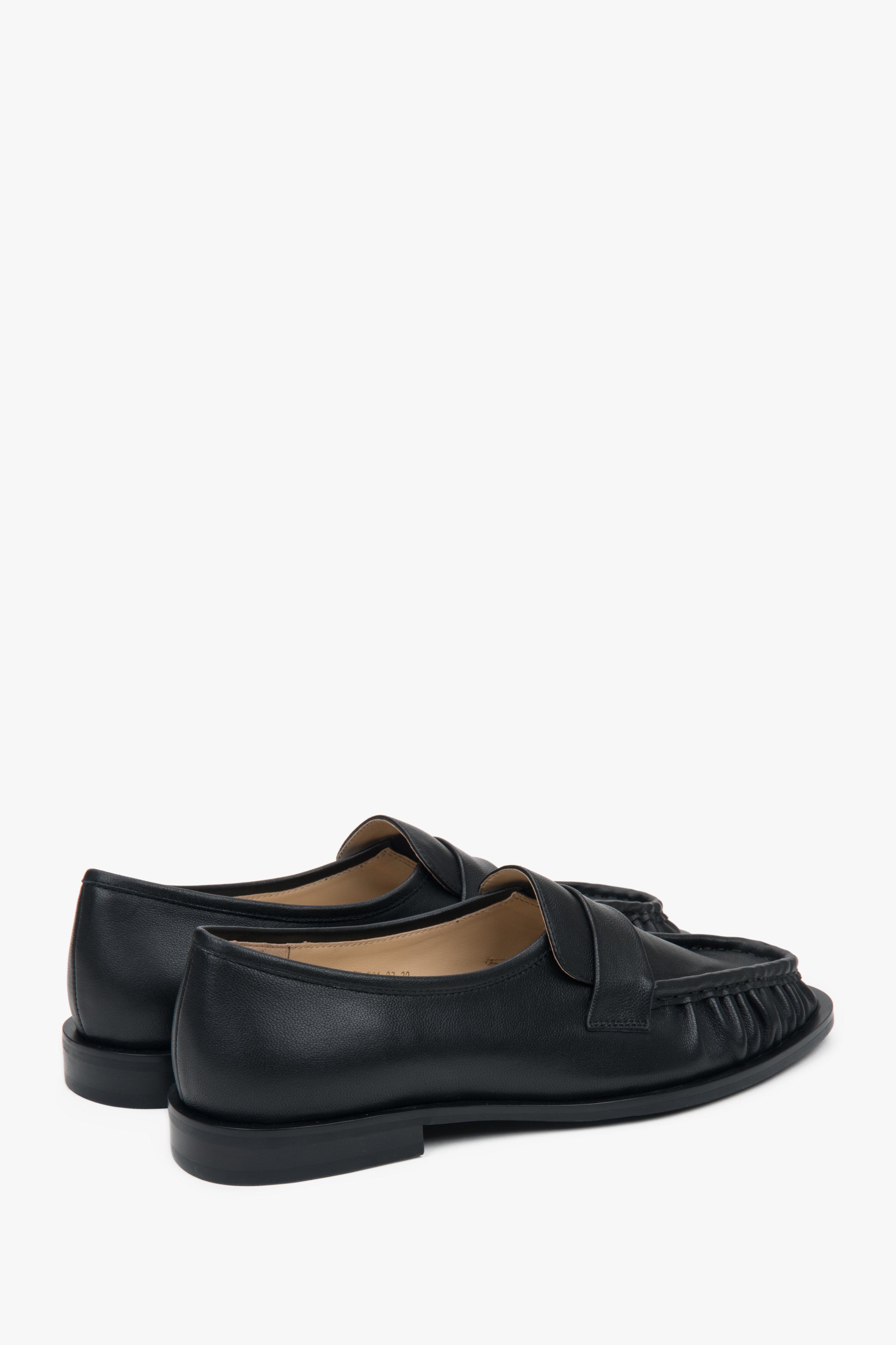 Damen-Loafer in Schwarz von Estro aus Naturleder mit dekorativer Raffung.