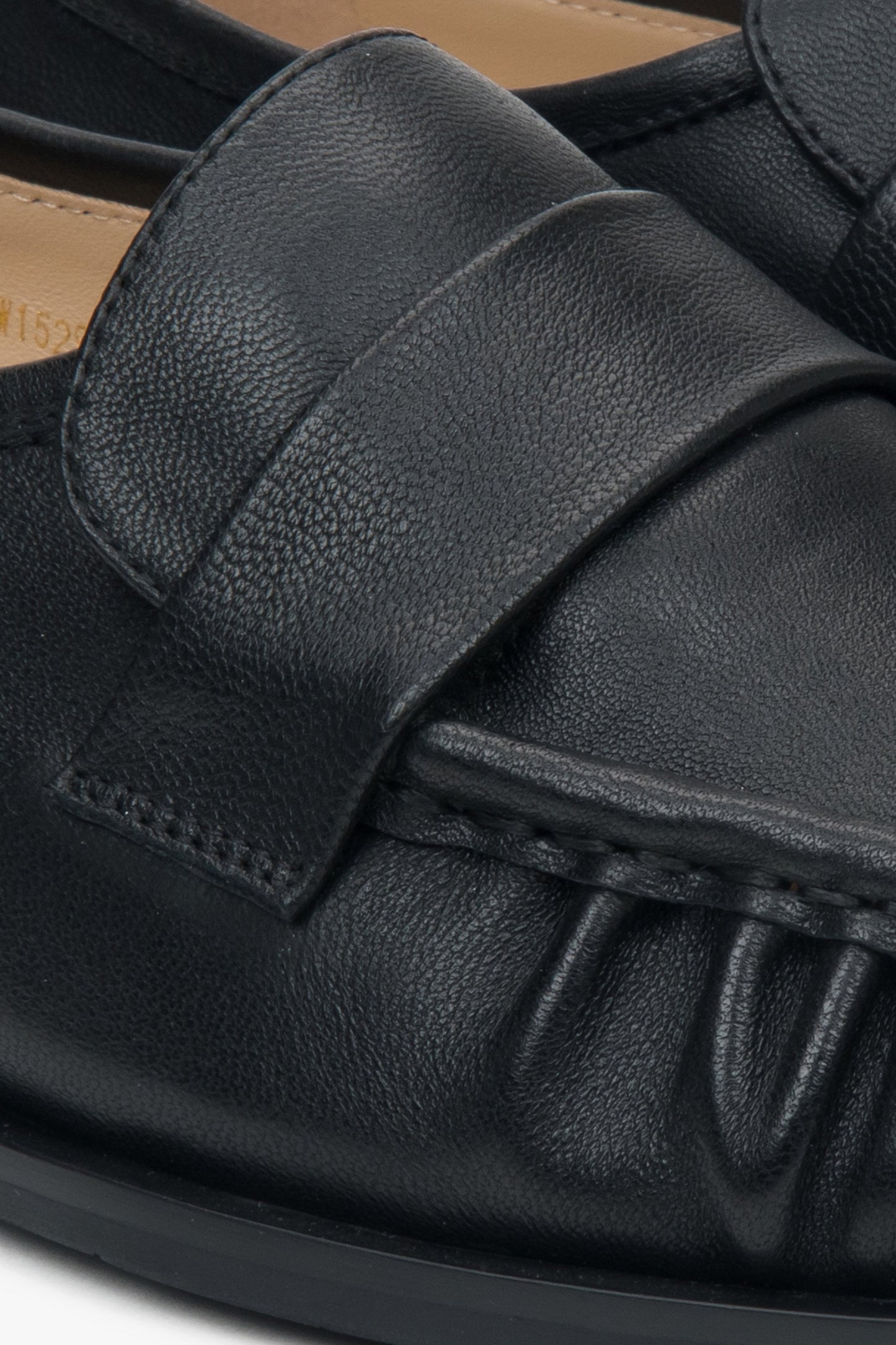 Damen-Loafer in Schwarz von Estro aus Naturleder (Detailansicht).