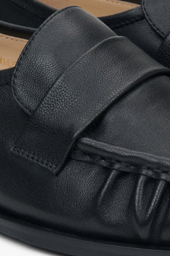 Damen-Loafer in Schwarz von Estro aus Naturleder (Detailansicht).