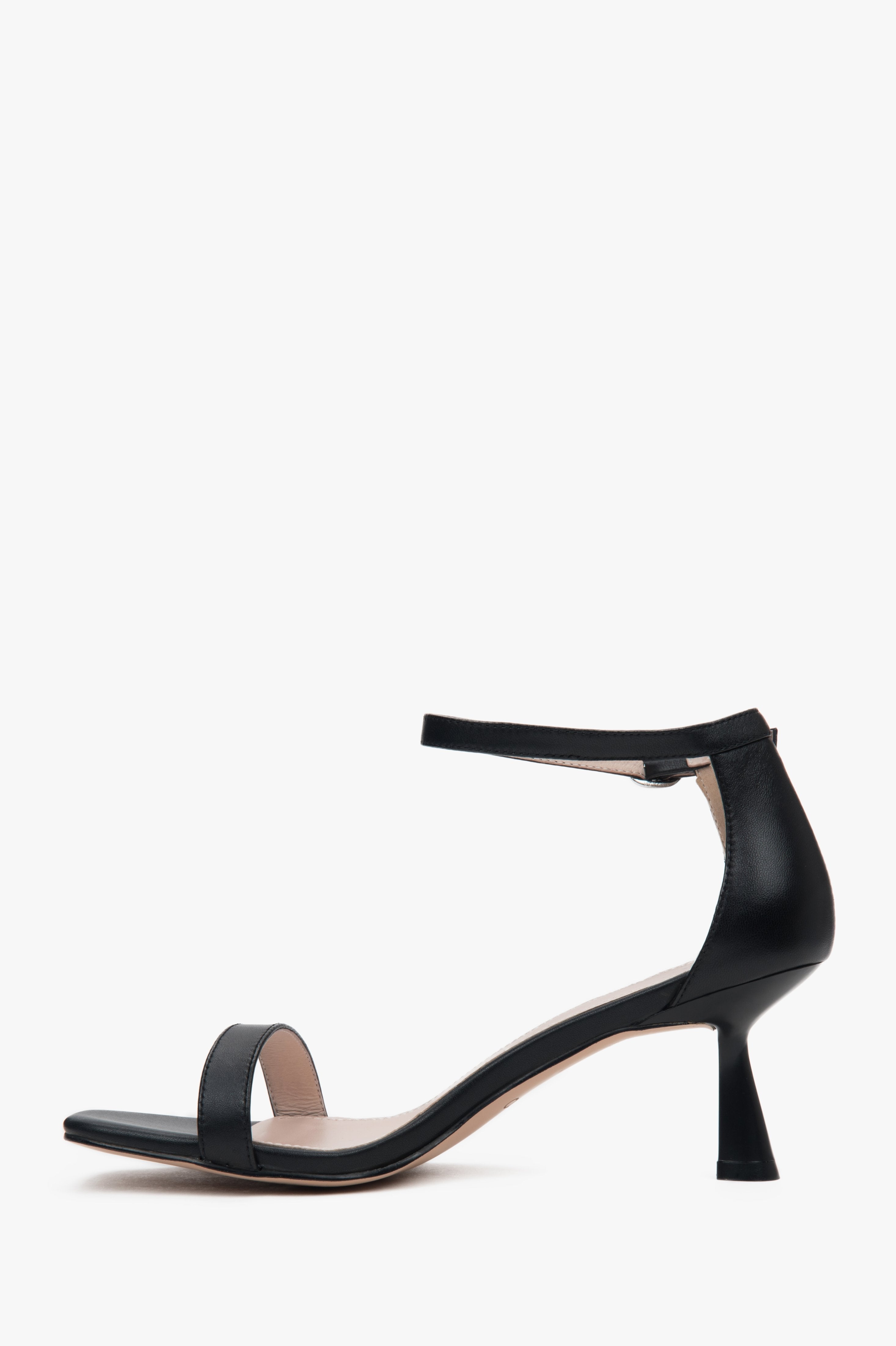 Stylische schwarze Damen-Sandalen von Estro aus hochwertigem echtem Leder mit einem einzigartigen Trichterabsatz, der Komfort garantiert.