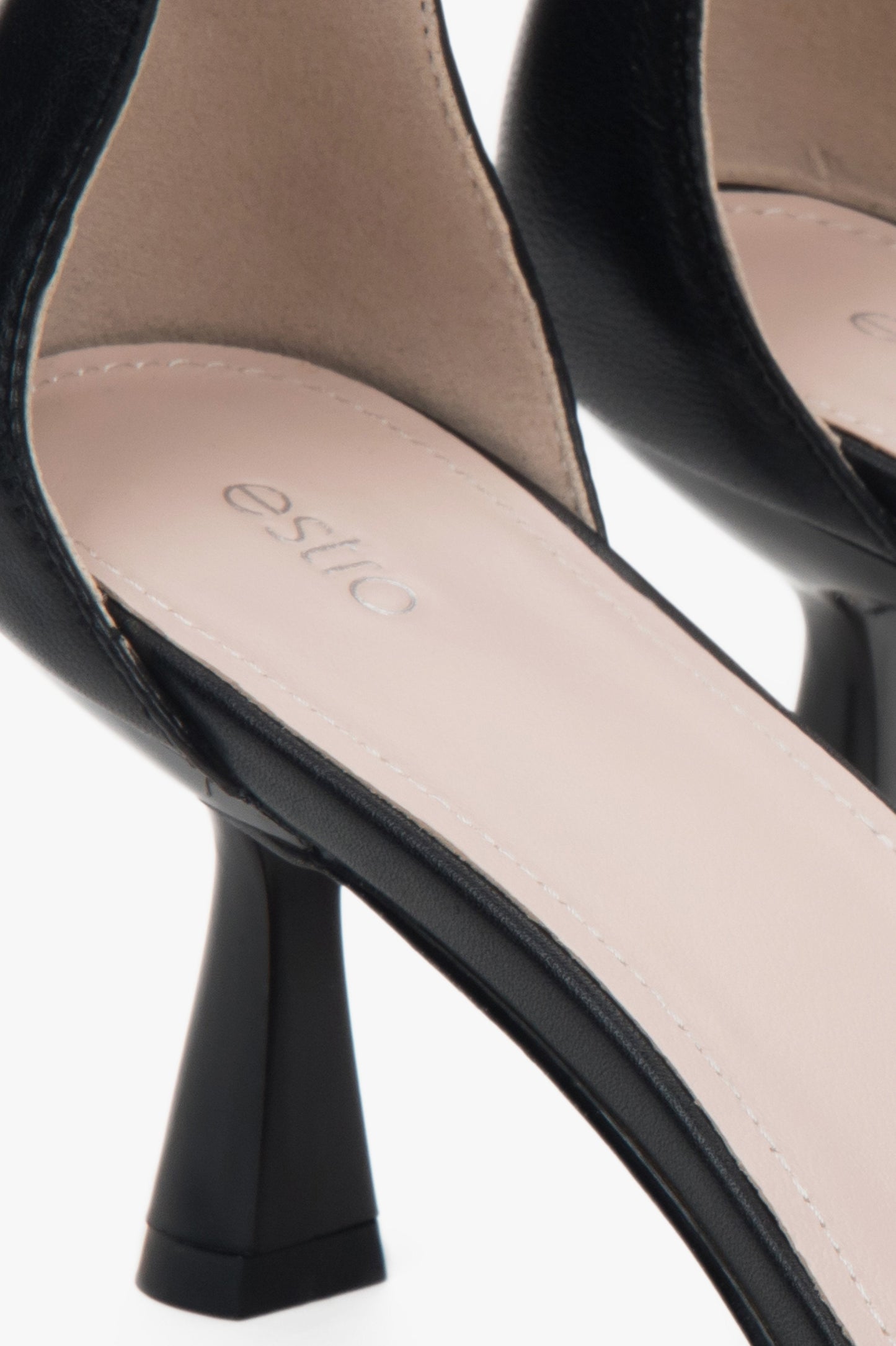 Schwarze Ledersandalen mit Trichterabsatz von Estro – Details.