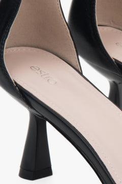 Schwarze Ledersandalen mit Trichterabsatz von Estro – Details.