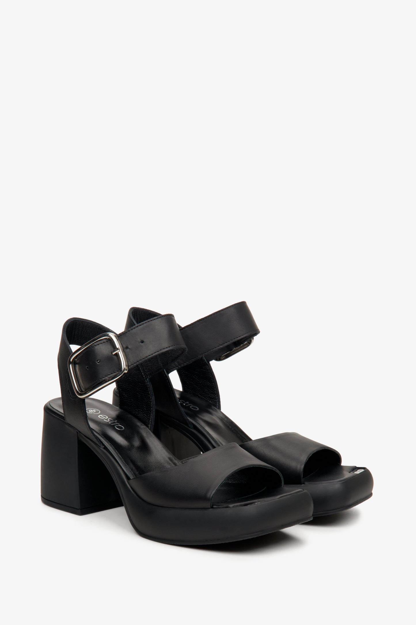 Damen Ledersandalen in Schwarz mit Absatz.