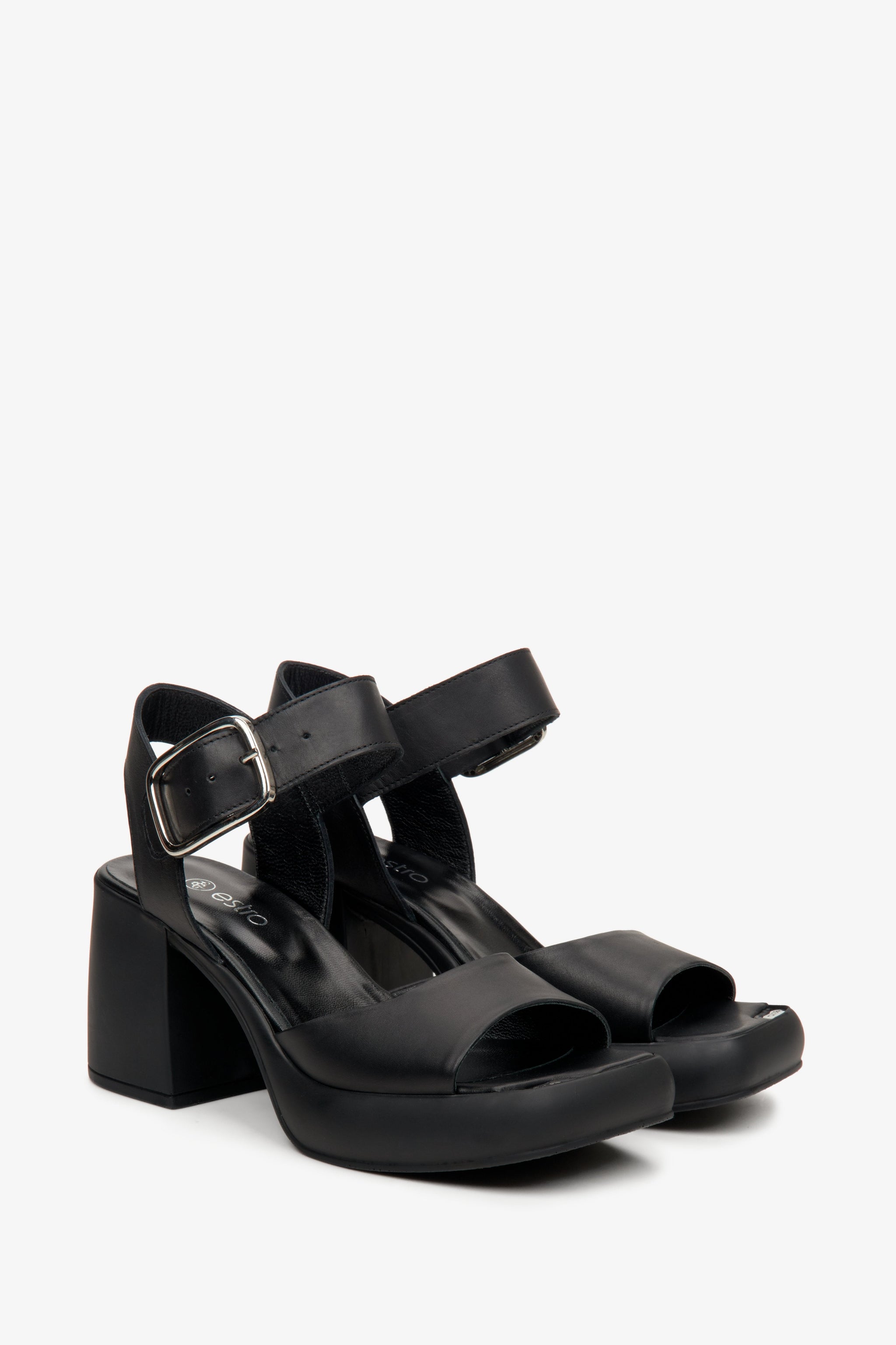 Damen Ledersandalen in Schwarz mit Absatz.