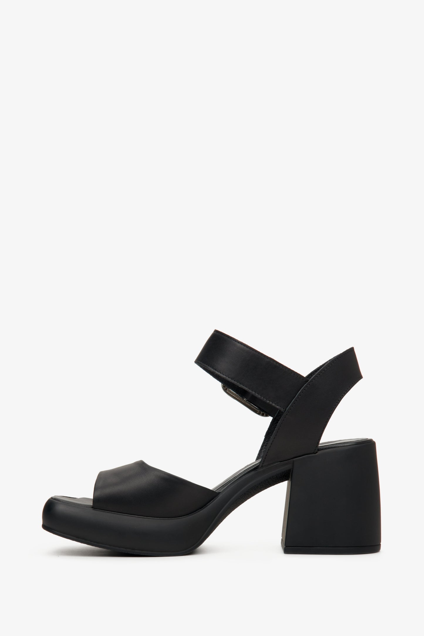 Damen Sandalen mit hohem Absatz aus schwarzem Glattleder.