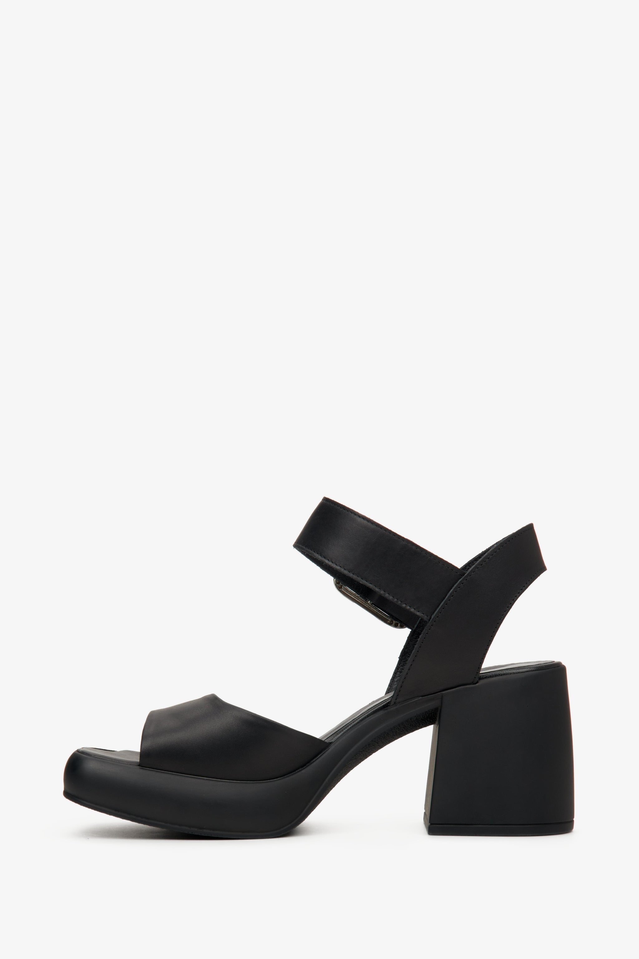 Damen Sandalen mit hohem Absatz aus schwarzem Glattleder.