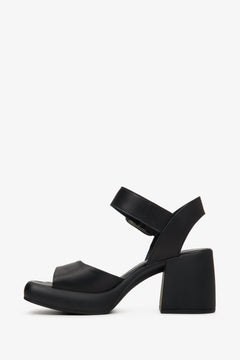 Damen Sandalen mit hohem Absatz aus schwarzem Glattleder.