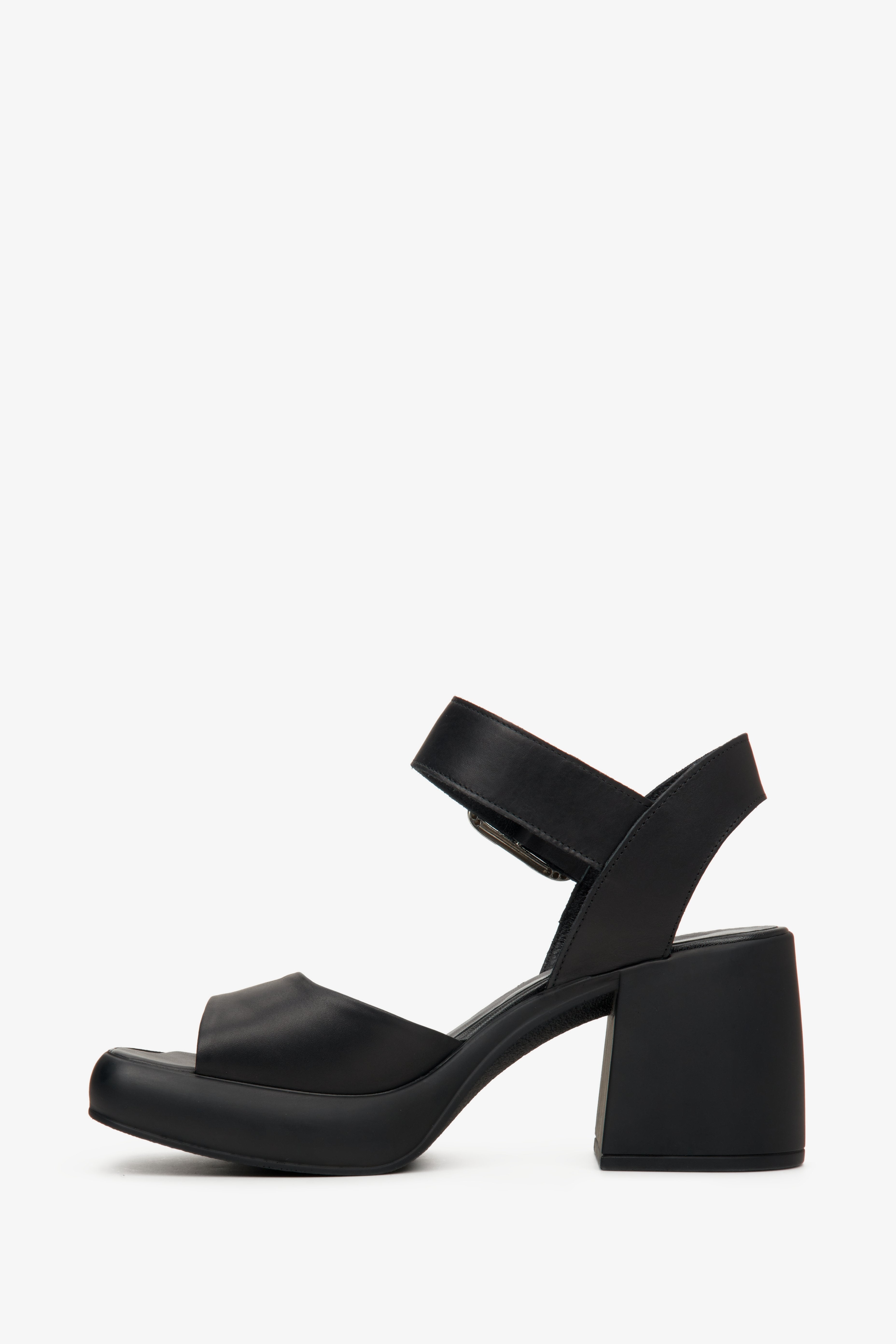 Damen Sandalen mit hohem Absatz aus schwarzem Glattleder.