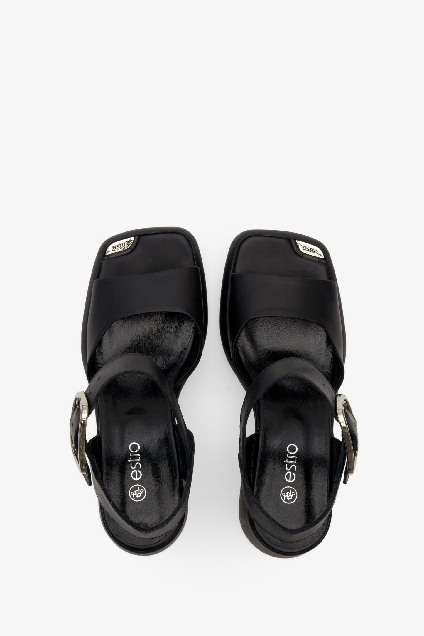 Draufsicht auf die schwarzen Ledersandalen mit Absatz aus Leder.