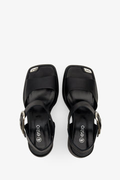 Draufsicht auf die schwarzen Ledersandalen mit Absatz aus Leder.