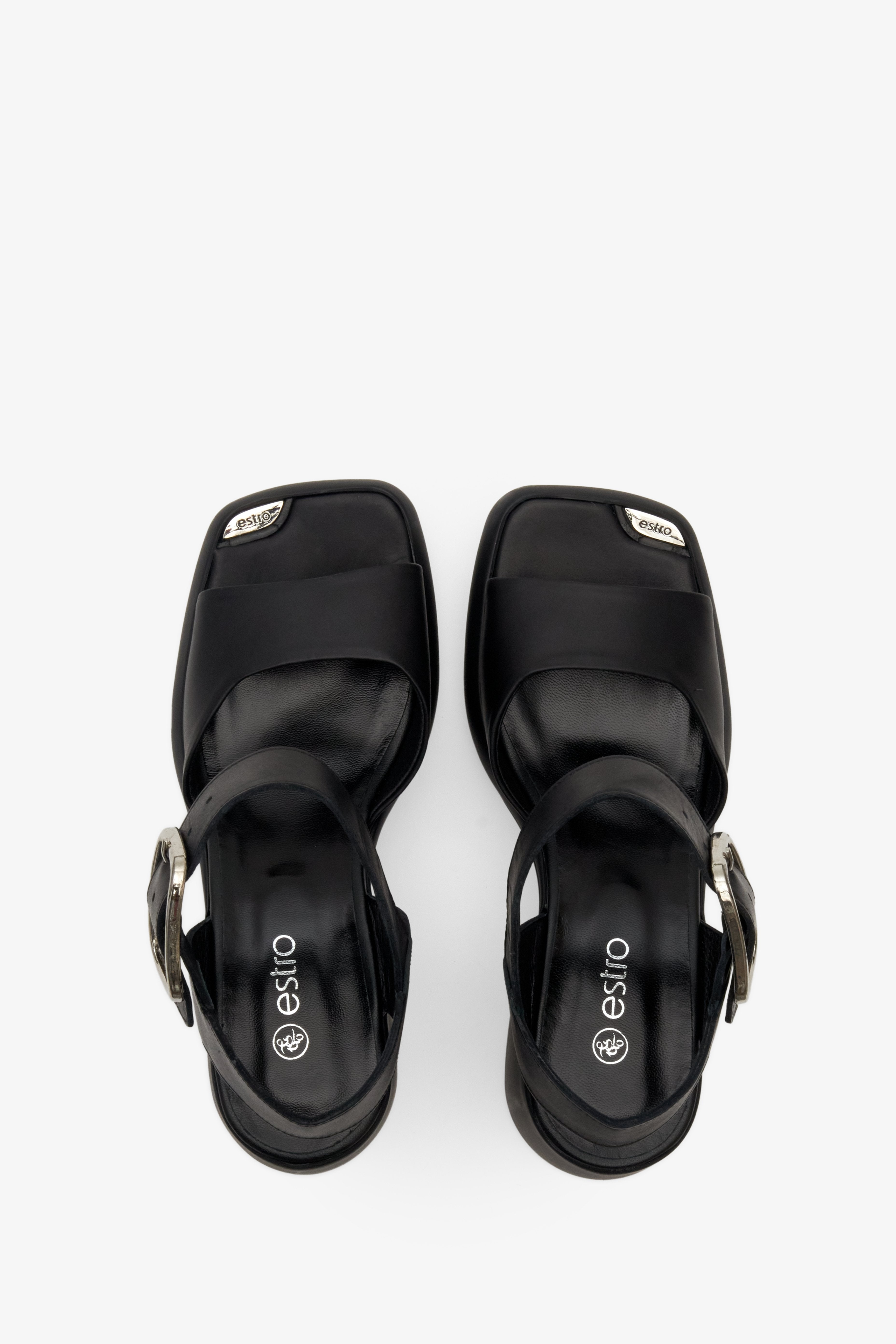Draufsicht auf die schwarzen Ledersandalen mit Absatz aus Leder.